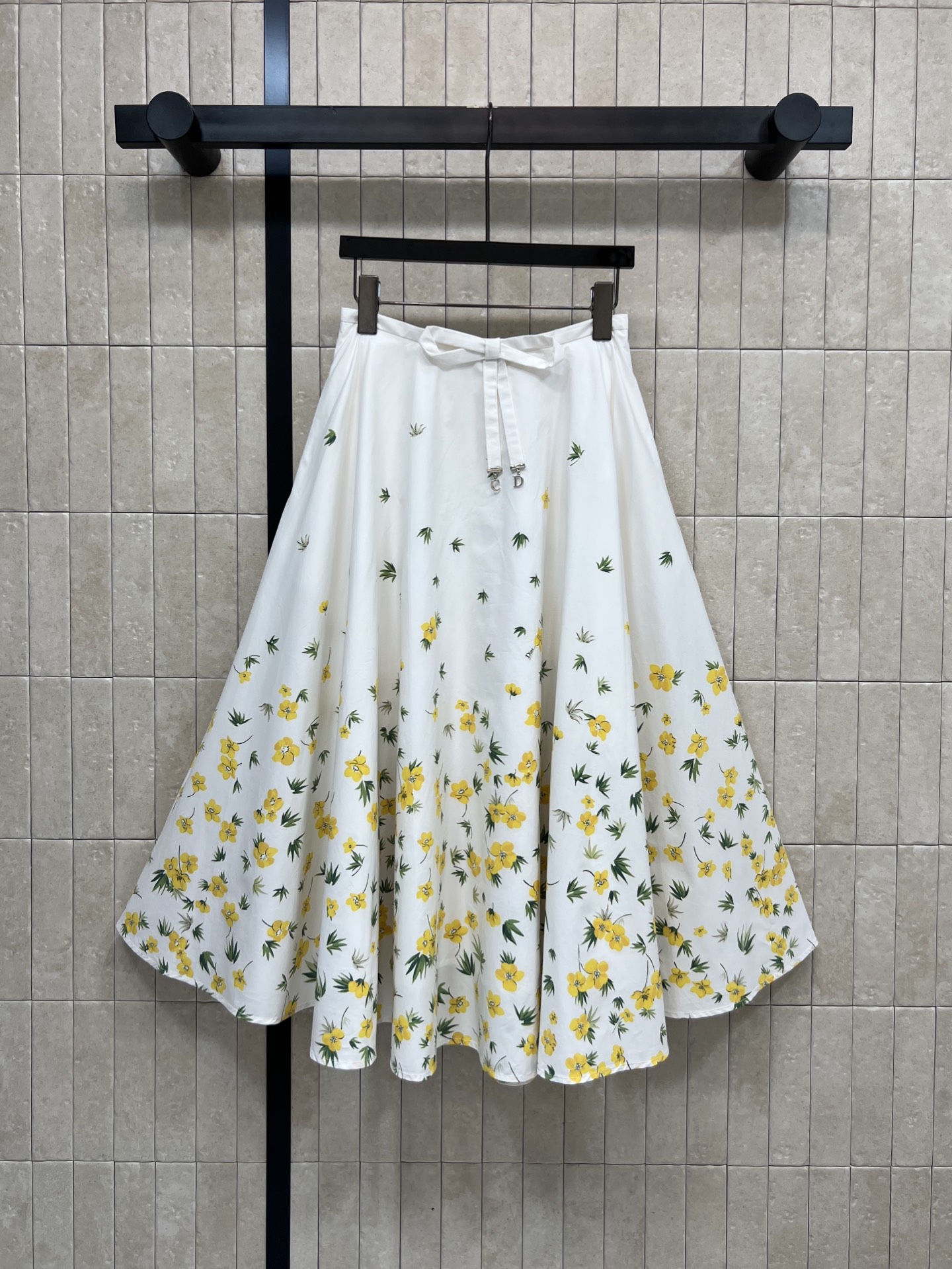 NO:722884,D's 26 early spring new model, small yellow flower printed high waist skirt, white base with yellow flower print, fresh and elegant, bow decoration with super detailed sense, custom printed pure cotton fabric, perfect drape, super comfortable to wear in spring and summer, wide skirt, modified leg shape, looks great with simple tops or shirts, can be easily worn in daily life, parties, and formal occasions, elegant and energetic, easy to get a high-end look!  Four sizes S-M-L-XL, Dior-clothing, dior, dior, skirts, shirts,19860909D家 26早春新款 小黄花印花高腰半身裙 白色底配黄色花卉印花 清新优雅 蝴蝶结装饰超有细节感 定制印花纯棉面料 垂坠感满分 春夏穿超舒适 裙摆宽大 修饰腿型 搭配简约上衣或衬衫都很出彩 日常、聚会、正式场合都能轻松驾驭 优雅又有活力 轻松get高级感穿搭！四码 S-M-L-XL,迪奥-服装,dior,dior,skirts,shirts,,Women's clothing