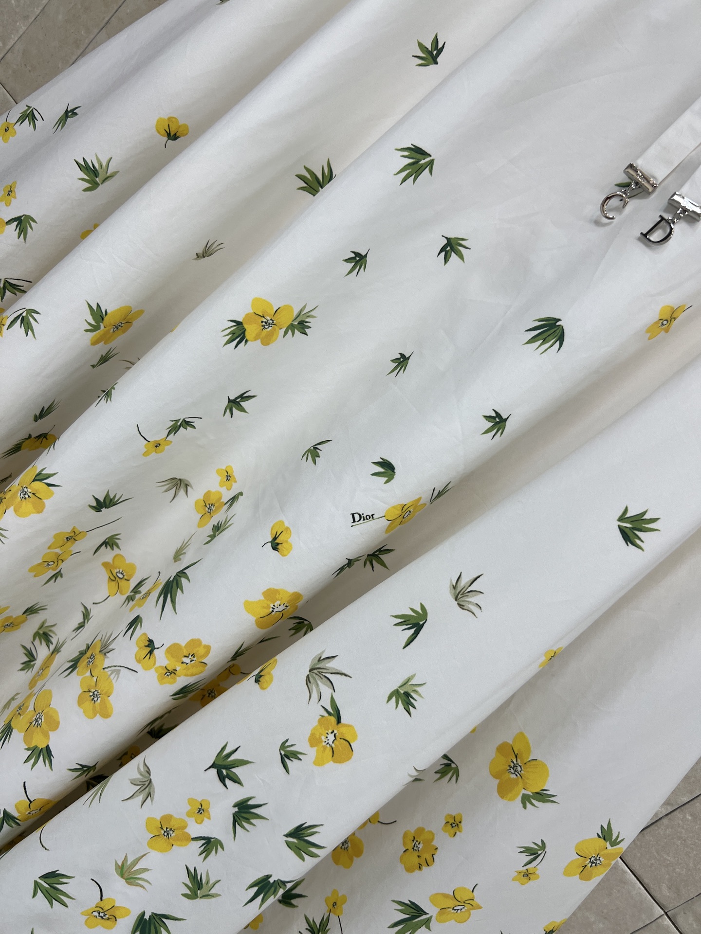 D家 26早春新款 小黄花印花高腰半身裙 白色底配黄色花卉印花 清新优雅 蝴蝶结装饰超有细节感 定制印花