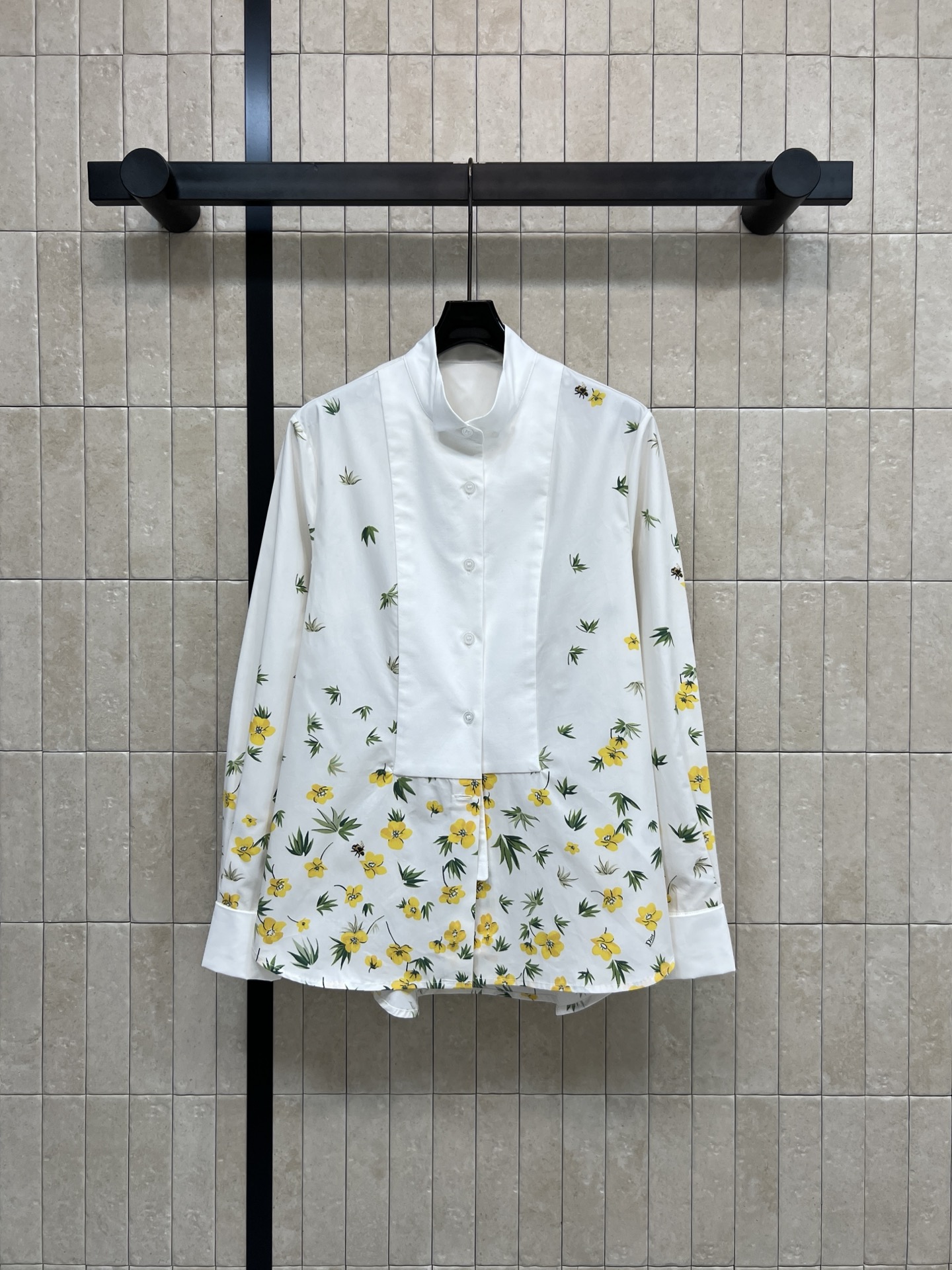NO:722888,D Home 26 early spring new style small yellow flower printed cotton long-sleeved stand-collar shirt, white base with yellow flowers and green leaves, fresh and natural, with a spring and summer atmosphere!  The stand-up collar is neatly cut. The cotton fabric is light and breathable. It is comfortable and fashionable to wear. It can be easily worn for daily commuting and leisure. Pair it with high-waisted pants or skirts. It is elegant and energetic. It is easy to get a high-end look!  Four sizes S-M-L-XL, Dior-clothing, dior, dior, skirts, shirts,19860909D家 26早春新款 小黄花印花棉质长袖立领衬衫 白色底配黄色花卉和绿叶 清新自然超有春夏氛围感！立领剪裁利落 棉质面料轻盈透气 穿着舒适又时髦 日常通勤、休闲都能轻松驾驭 搭配高腰裤或裙装 优雅又有活力 轻松get高级感穿搭！四码 S-M-L-XL,迪奥-服装,dior,dior,skirts,shirts,,Women's clothing