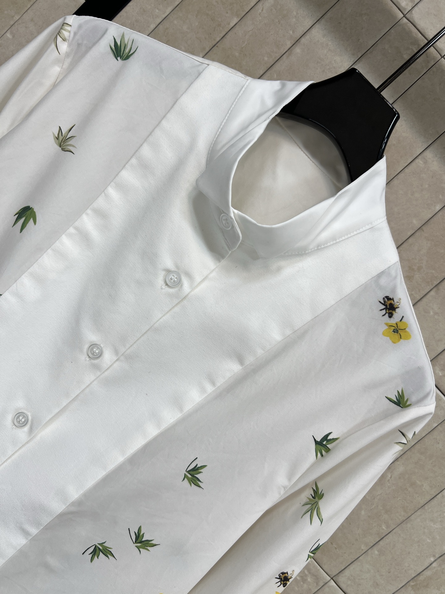 D家 26早春新款 小黄花印花棉质长袖立领衬衫 白色底配黄色花卉和绿叶 清新自然超有春夏氛围感！立领剪裁