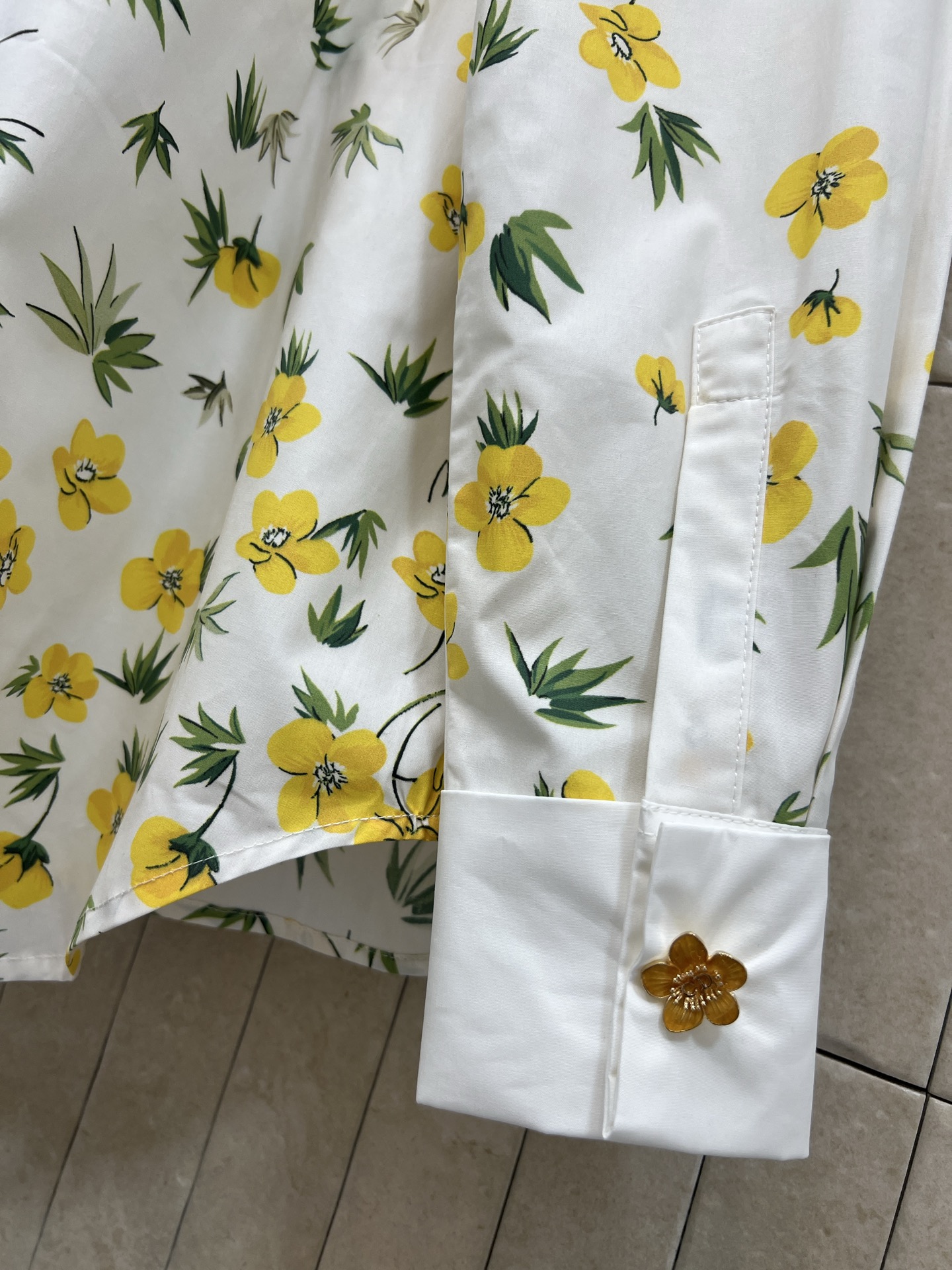 D家 26早春新款 小黄花印花棉质长袖立领衬衫 白色底配黄色花卉和绿叶 清新自然超有春夏氛围感！立领剪裁