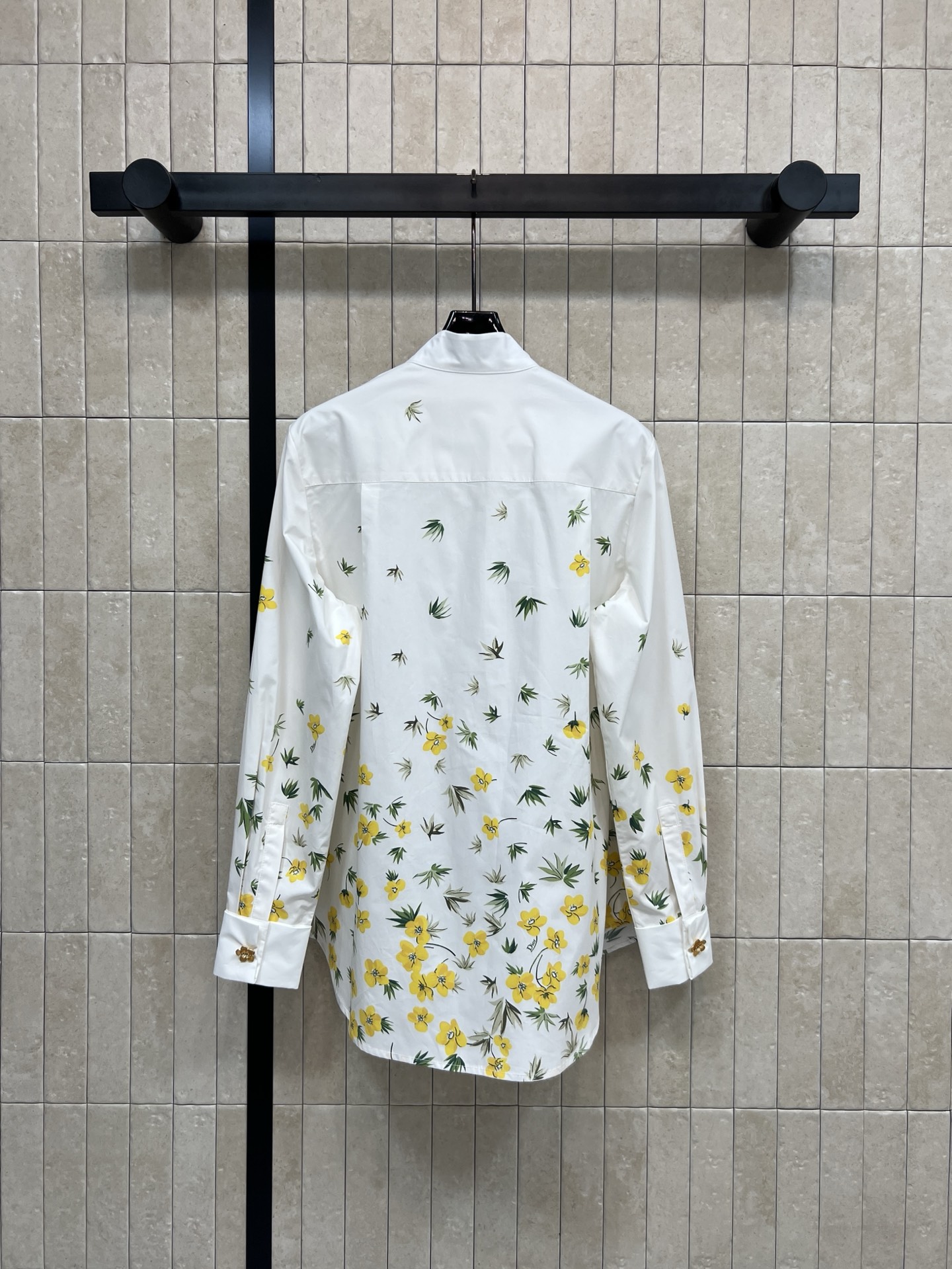 D家 26早春新款 小黄花印花棉质长袖立领衬衫 白色底配黄色花卉和绿叶 清新自然超有春夏氛围感！立领剪裁