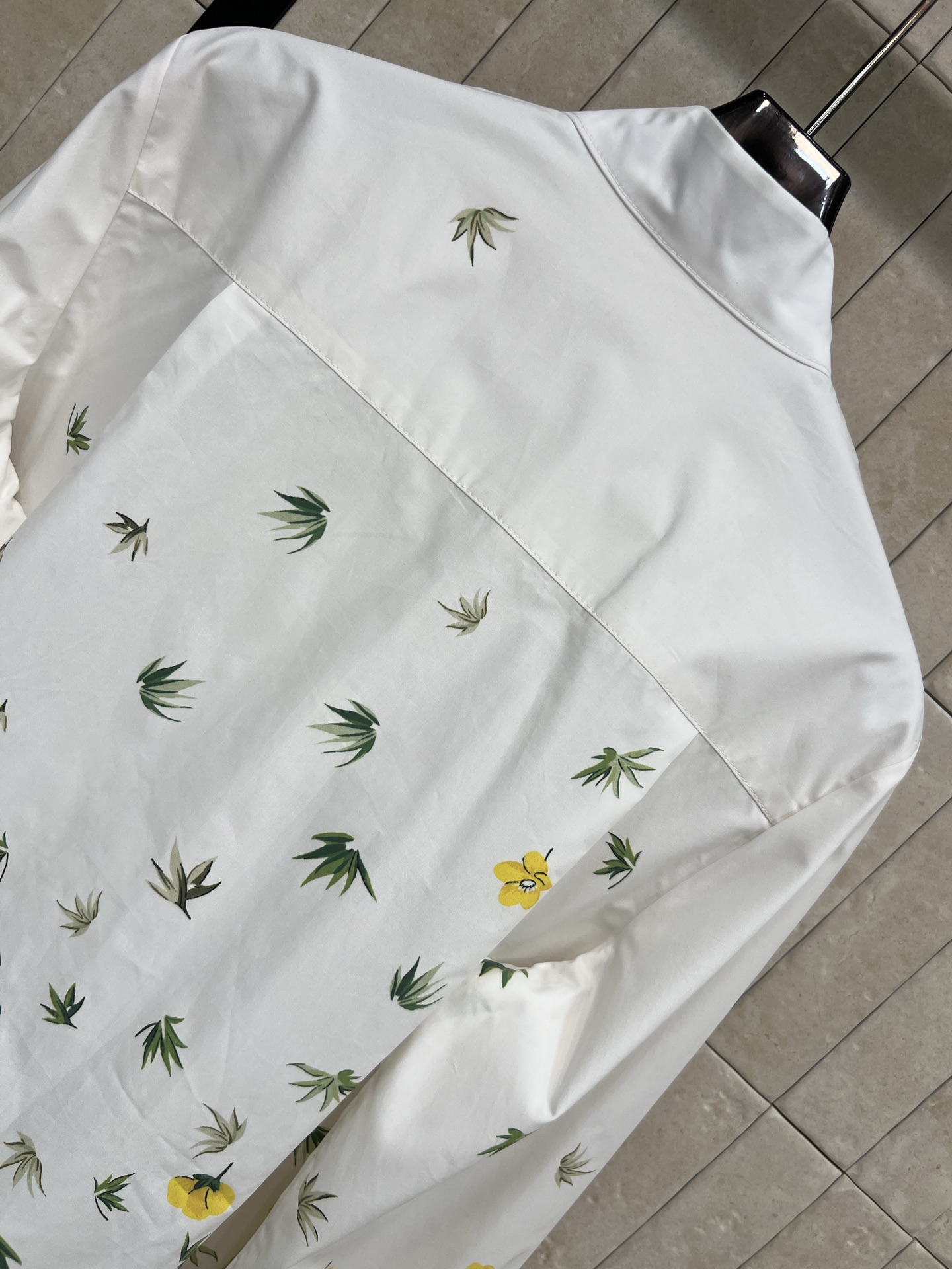 D家 26早春新款 小黄花印花棉质长袖立领衬衫 白色底配黄色花卉和绿叶 清新自然超有春夏氛围感！立领剪裁
