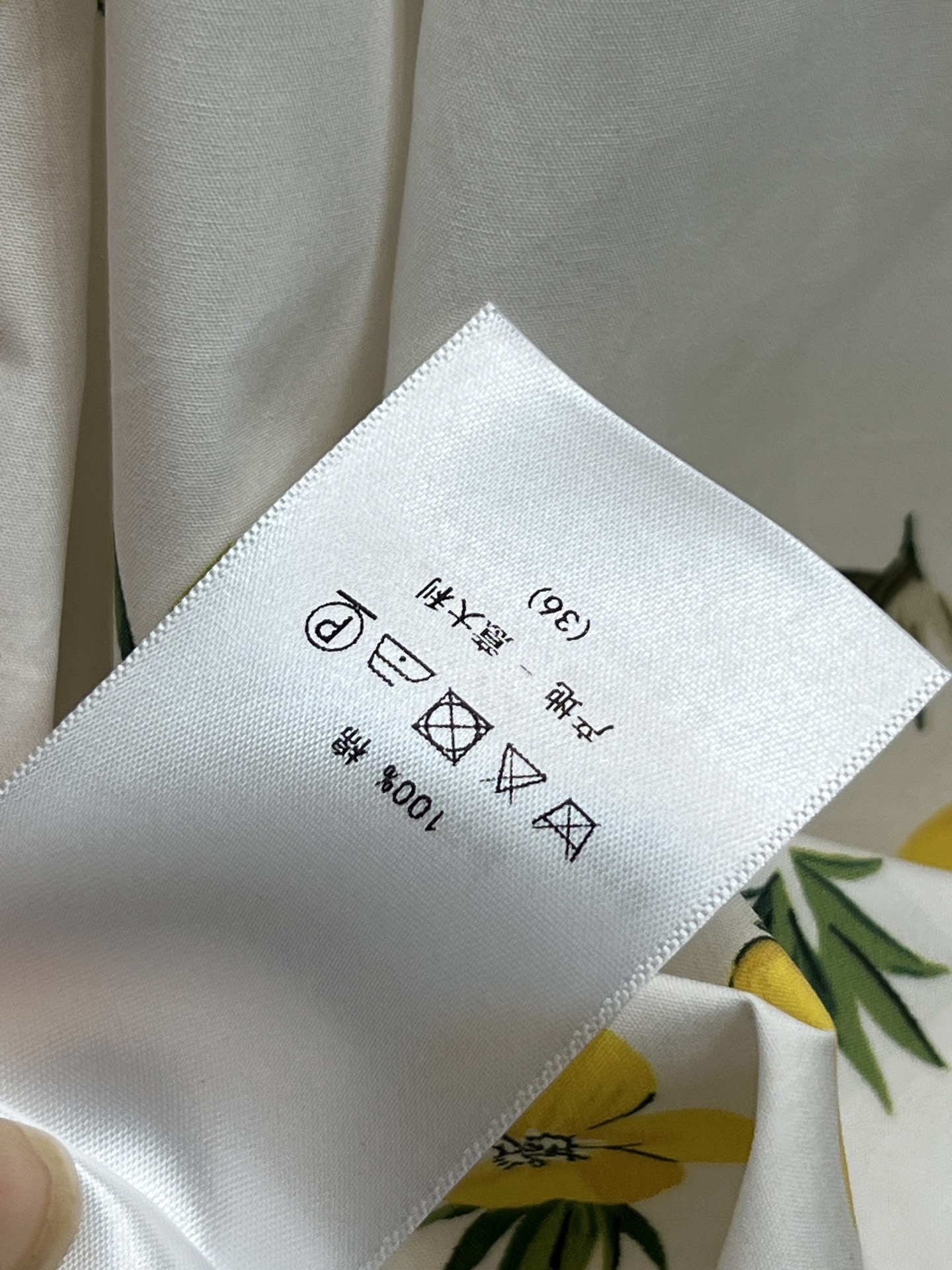 D家 26早春新款 小黄花印花棉质长袖立领衬衫 白色底配黄色花卉和绿叶 清新自然超有春夏氛围感！立领剪裁