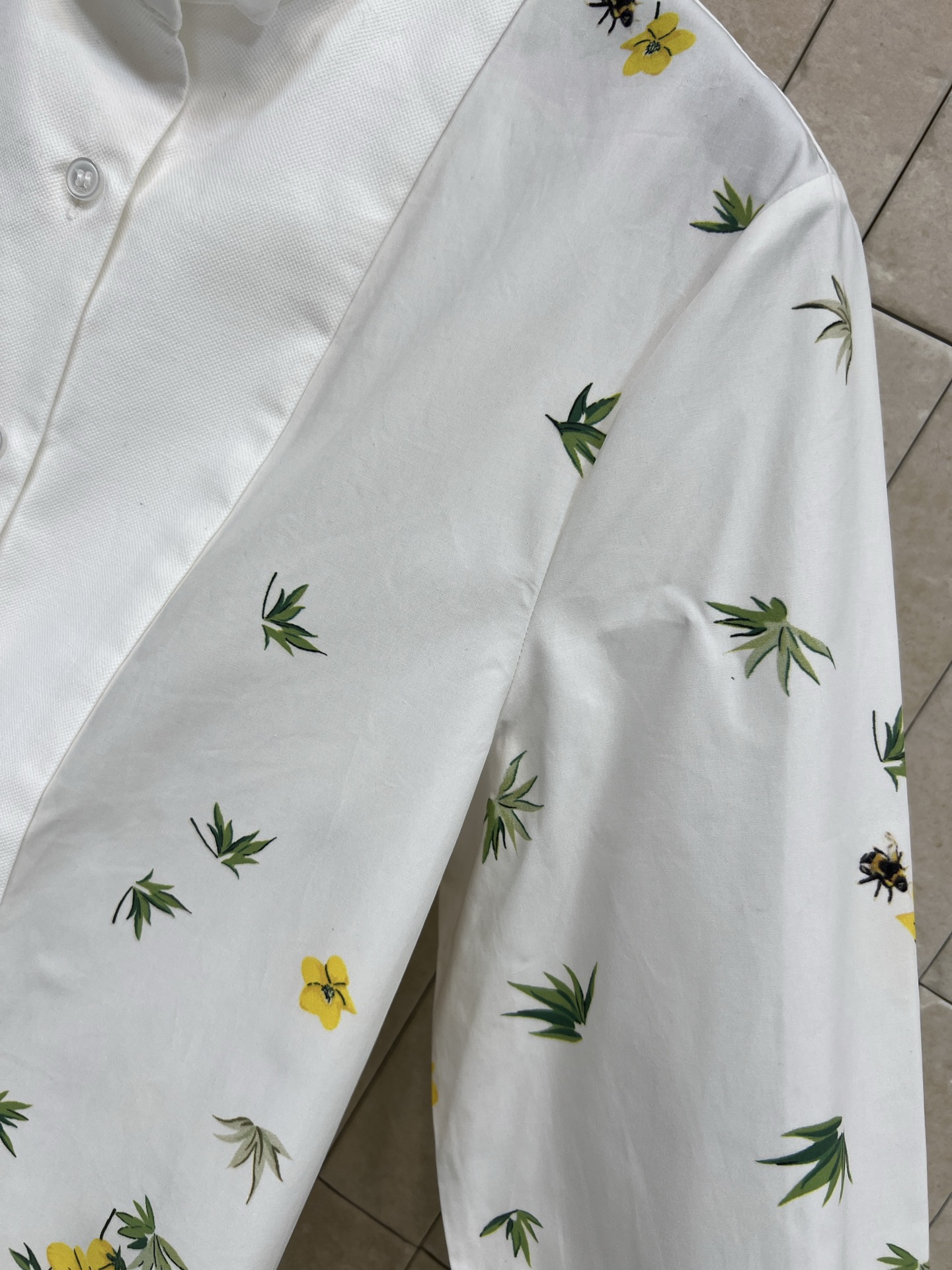 D家 26早春新款 小黄花印花棉质长袖立领衬衫 白色底配黄色花卉和绿叶 清新自然超有春夏氛围感！立领剪裁