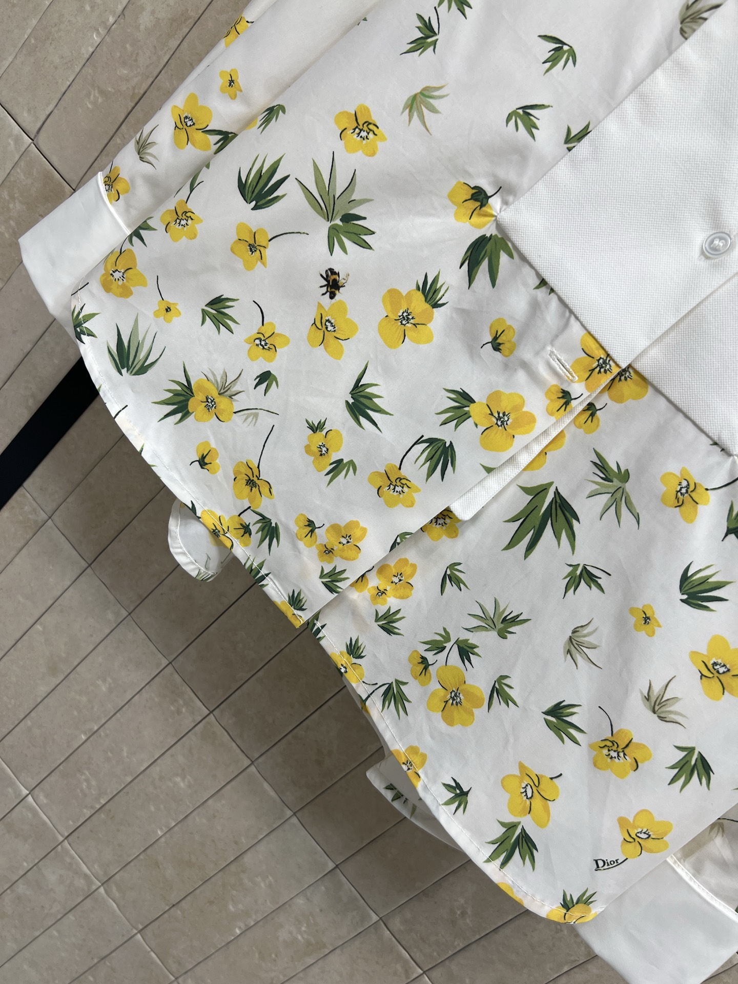 D家 26早春新款 小黄花印花棉质长袖立领衬衫 白色底配黄色花卉和绿叶 清新自然超有春夏氛围感！立领剪裁