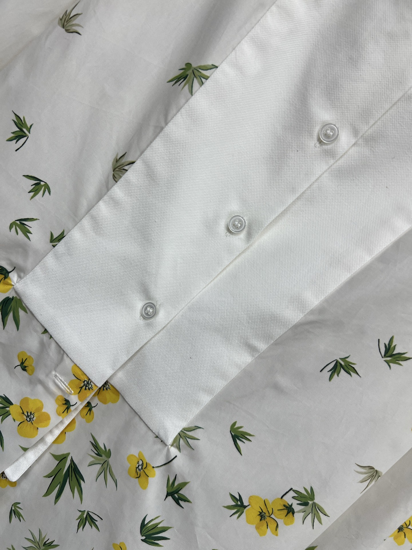 D家 26早春新款 小黄花印花棉质长袖立领衬衫 白色底配黄色花卉和绿叶 清新自然超有春夏氛围感！立领剪裁