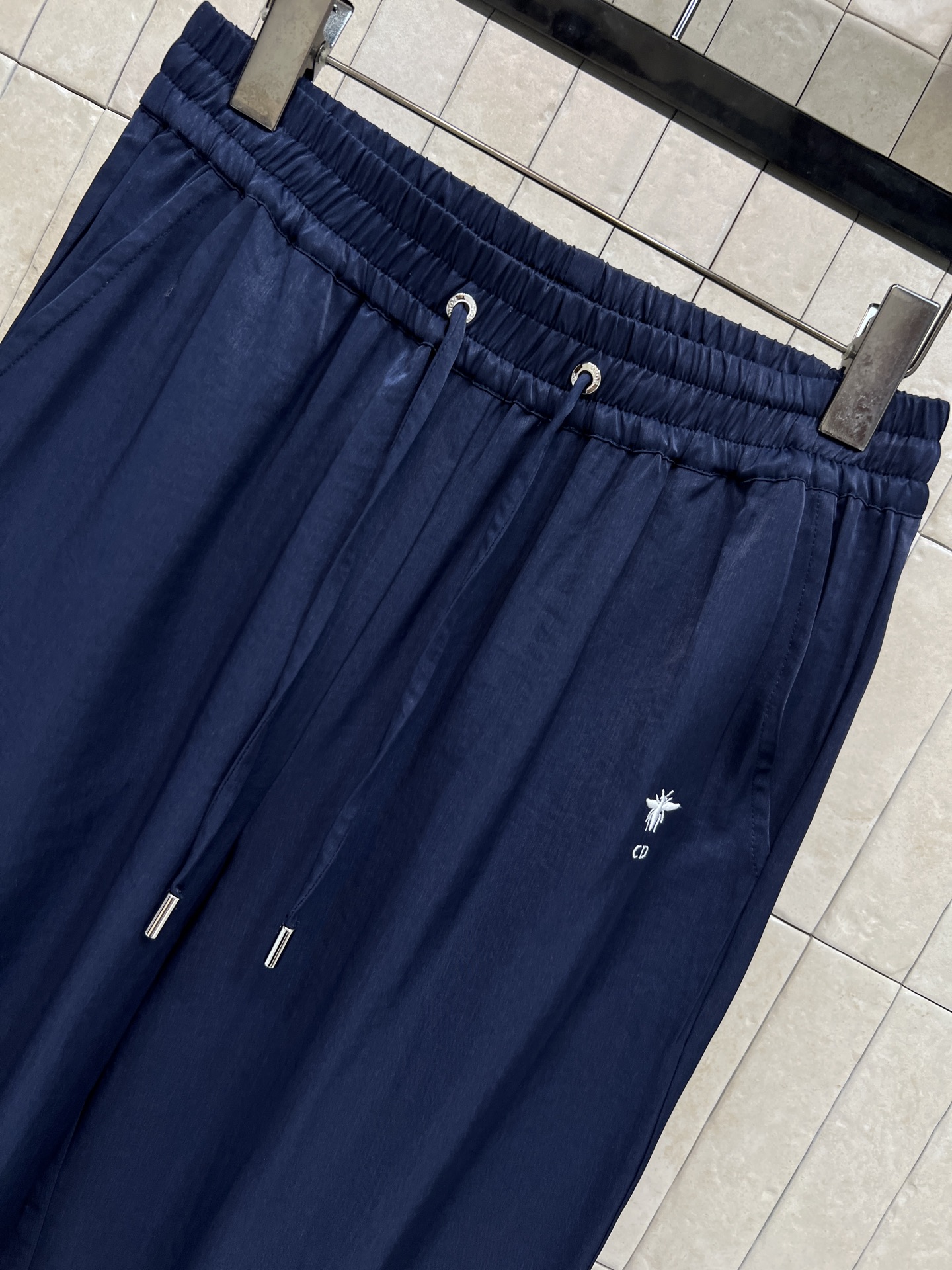 D家 26春夏新款 藏青色宽松休闲套装 长袖衬衫+阔腿裤 简约设计+抽绳松紧腰 舒适又实用！面料轻薄透气