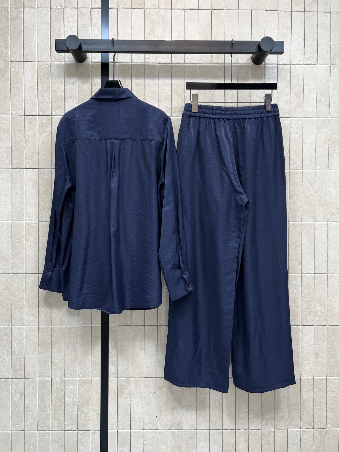 D家 26春夏新款 藏青色宽松休闲套装 长袖衬衫+阔腿裤 简约设计+抽绳松紧腰 舒适又实用！面料轻薄透气