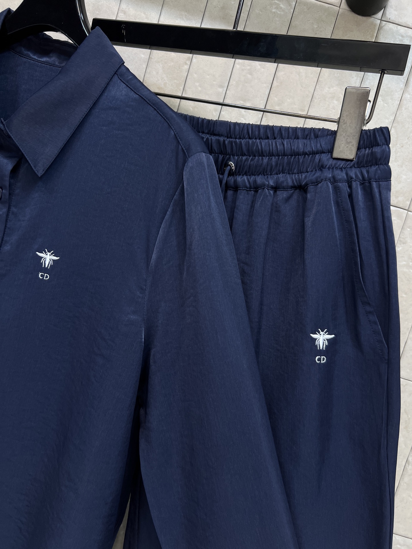 D家 26春夏新款 藏青色宽松休闲套装 长袖衬衫+阔腿裤 简约设计+抽绳松紧腰 舒适又实用！面料轻薄透气