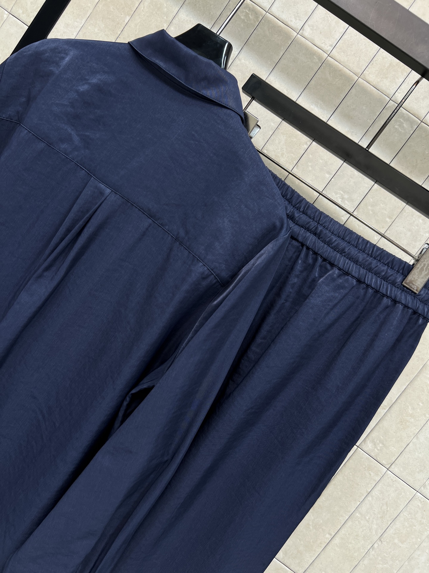 D家 26春夏新款 藏青色宽松休闲套装 长袖衬衫+阔腿裤 简约设计+抽绳松紧腰 舒适又实用！面料轻薄透气