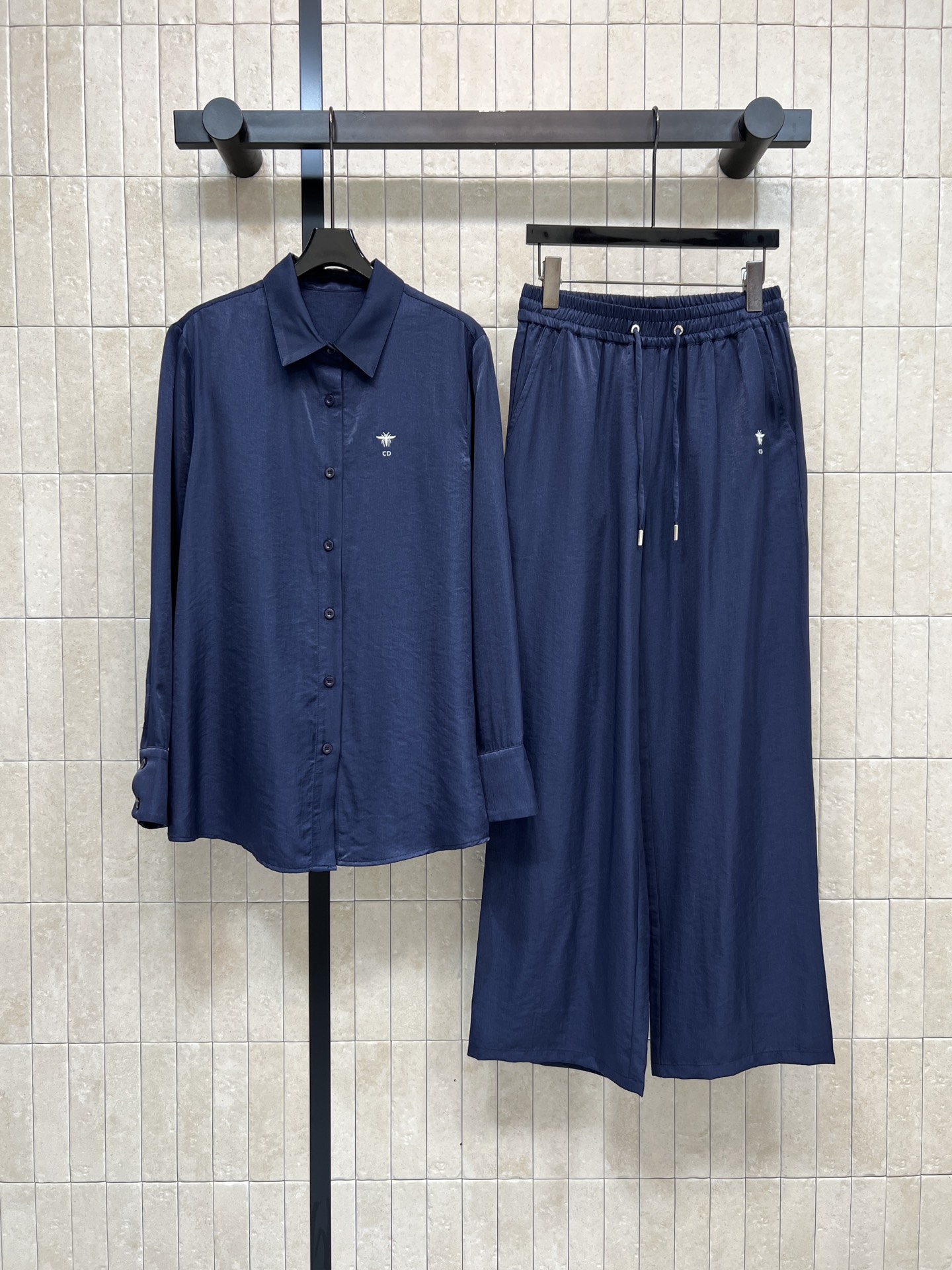NO:740257,Tops and pants D Home 26 spring and summer new style Navy blue loose casual suit Long-sleeved shirt + wide-leg pants Simple design + drawstring elastic waist Comfortable and practical!  The fabric is light and breathable, perfect for spring and summer. It has good drape and makes you look slimmer. It is embellished with the brand's Bee logo. The details are perfect. It is low-key and versatile. It can be easily used for commuting, leisure, and outdoor use. Pair it with light-colored inner wear or sneakers to get a lazy and casual style. Three sizes in one color. Size/S-M-L,, dior, sneakers, shirts,19860909上衣裤子D家 26春夏新款 藏青色宽松休闲套装 长袖衬衫+阔腿裤 简约设计+抽绳松紧腰 舒适又实用！面料轻薄透气 春夏穿超合适 垂感好还显瘦 品牌小蜜蜂logo刺绣点缀 细节满分 整体低调百搭 通勤、休闲、户外都能轻松驾驭~搭配浅色内搭或运动鞋 轻松get慵懒随性风 一色三码 Size/S-M-L,,dior,sneakers,shirts,,Women's clothing