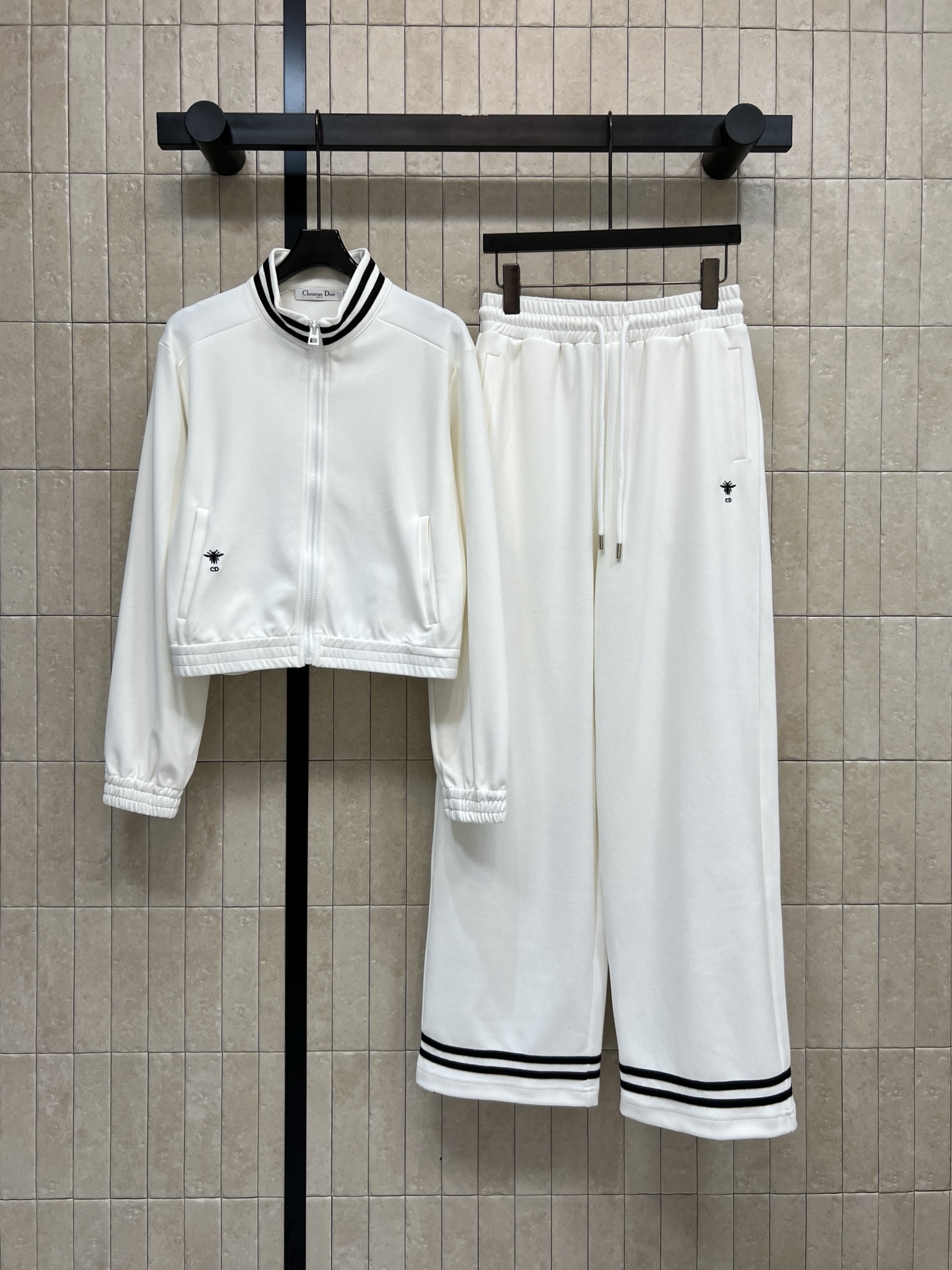 NO:740263,D Home 26 new spring and summer style college-style sports and leisure suit, stand-up collar zipper jacket + loose wide-leg pants, black and white color matching, simple and versatile, jacket zipper design + striped collar, elastic cuffs and hem, comfortable and energetic, pants elastic waist + striped trouser legs, light and breathable, suitable for daily commuting or leisure, overall style is fresh, paired with sports shoes or casual shoes, easy to get youthful and energetic outfit, two colors and three codes  Size/S-M-L,,dior,sneakers,jackets & coats,19860909D家 26春夏新款 学院风运动休闲套装 立领拉链外套+宽松阔腿裤 黑白配色简约百搭 外套拉链设计+条纹领口 袖口和下摆松紧收口 舒适又显活力 裤子松紧腰+条纹裤脚 轻便透气 日常通勤或休闲都很适合 整体风格清新 搭配运动鞋或休闲鞋 轻松get青春活力穿搭 两色三码 Size/S-M-L,,dior,sneakers,jackets & coats,,Women's clothing