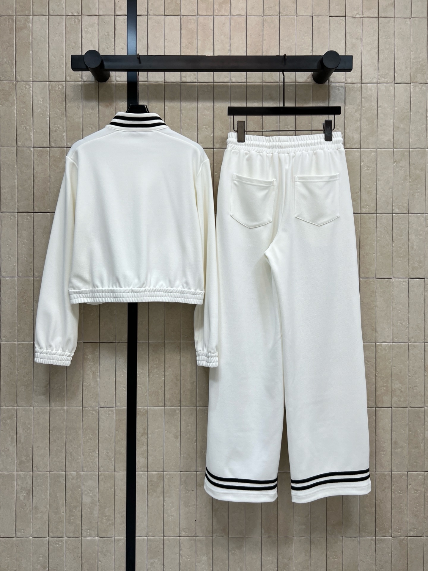 D家 26春夏新款 学院风运动休闲套装 立领拉链外套+宽松阔腿裤 黑白配色简约百搭 外套拉链设计+条纹领