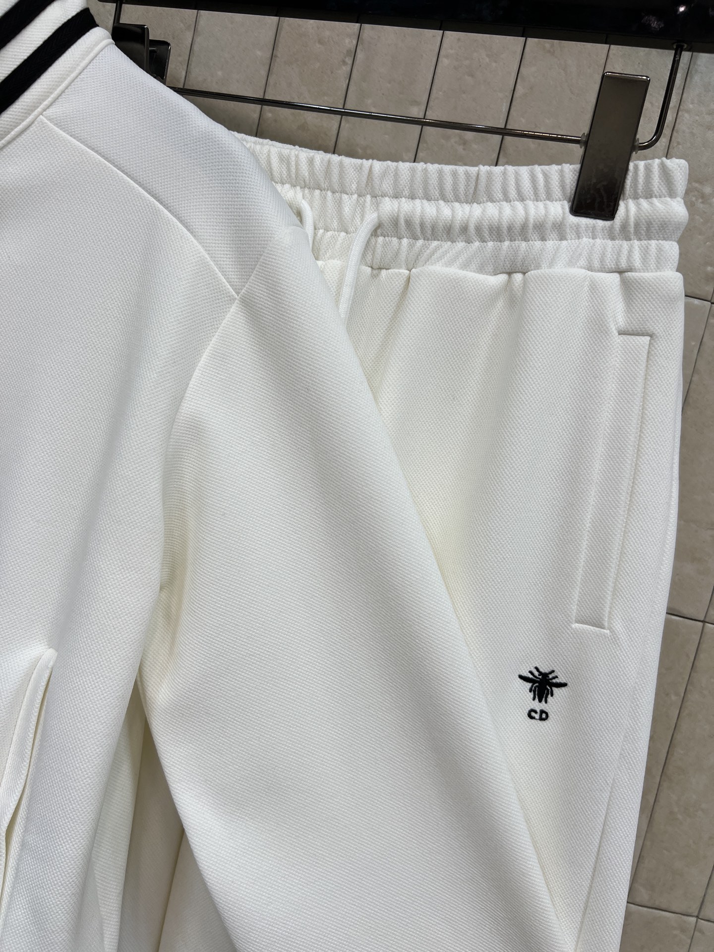 D家 26春夏新款 学院风运动休闲套装 立领拉链外套+宽松阔腿裤 黑白配色简约百搭 外套拉链设计+条纹领