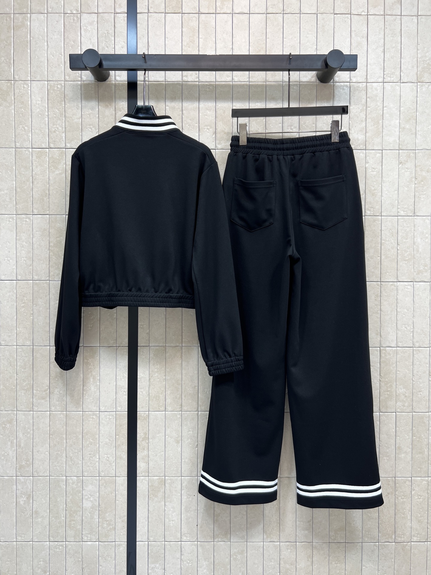 D家 26春夏新款 学院风运动休闲套装 立领拉链外套+宽松阔腿裤 黑白配色简约百搭 外套拉链设计+条纹领