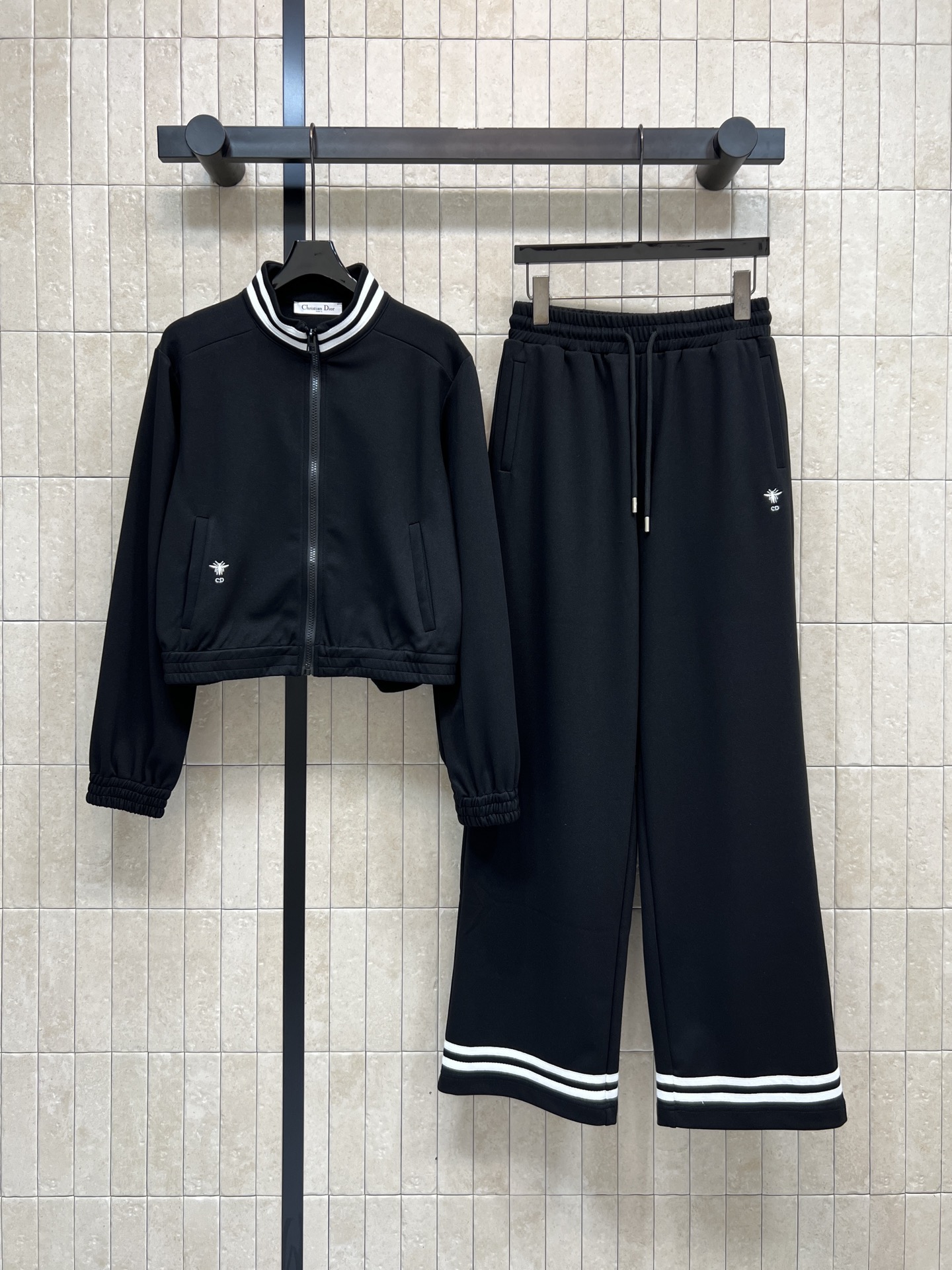 NO:740269,D Home 26 new spring and summer style college-style sports and leisure suit, stand-up collar zipper jacket + loose wide-leg pants, black and white color matching, simple and versatile, jacket zipper design + striped collar, elastic cuffs and hem, comfortable and energetic, pants elastic waist + striped trouser legs, light and breathable, suitable for daily commuting or leisure, overall style is fresh, paired with sports shoes or casual shoes, easy to get youthful and energetic outfit, two colors and three codes  Size/S-M-L,,dior,sneakers,jackets & coats,19860909D家 26春夏新款 学院风运动休闲套装 立领拉链外套+宽松阔腿裤 黑白配色简约百搭 外套拉链设计+条纹领口 袖口和下摆松紧收口 舒适又显活力 裤子松紧腰+条纹裤脚 轻便透气 日常通勤或休闲都很适合 整体风格清新 搭配运动鞋或休闲鞋 轻松get青春活力穿搭 两色三码 Size/S-M-L,,dior,sneakers,jackets & coats,,Women's clothing