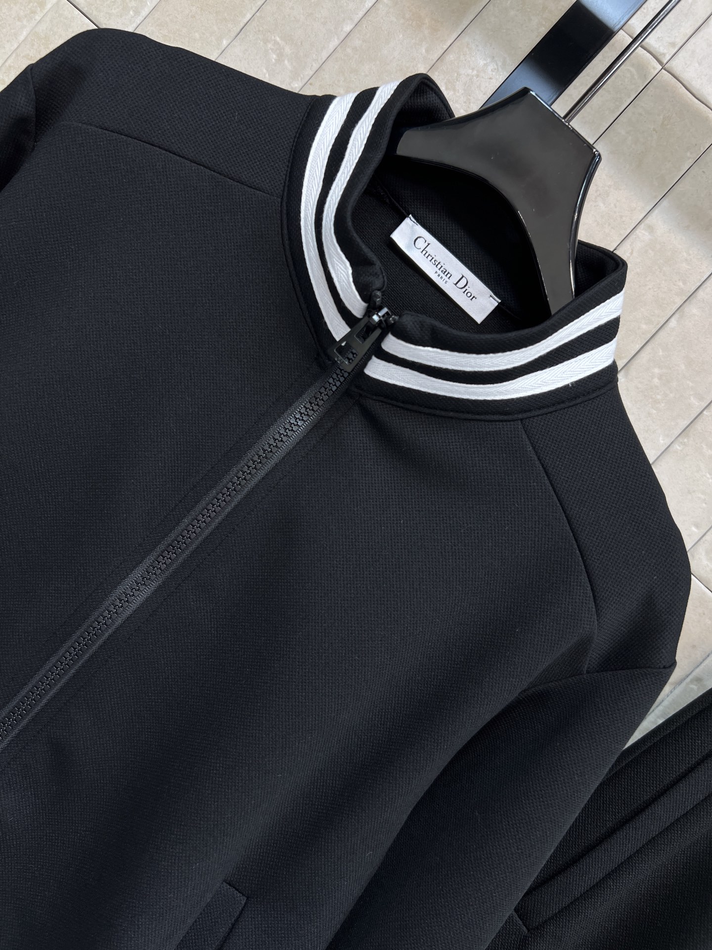 D家 26春夏新款 学院风运动休闲套装 立领拉链外套+宽松阔腿裤 黑白配色简约百搭 外套拉链设计+条纹领