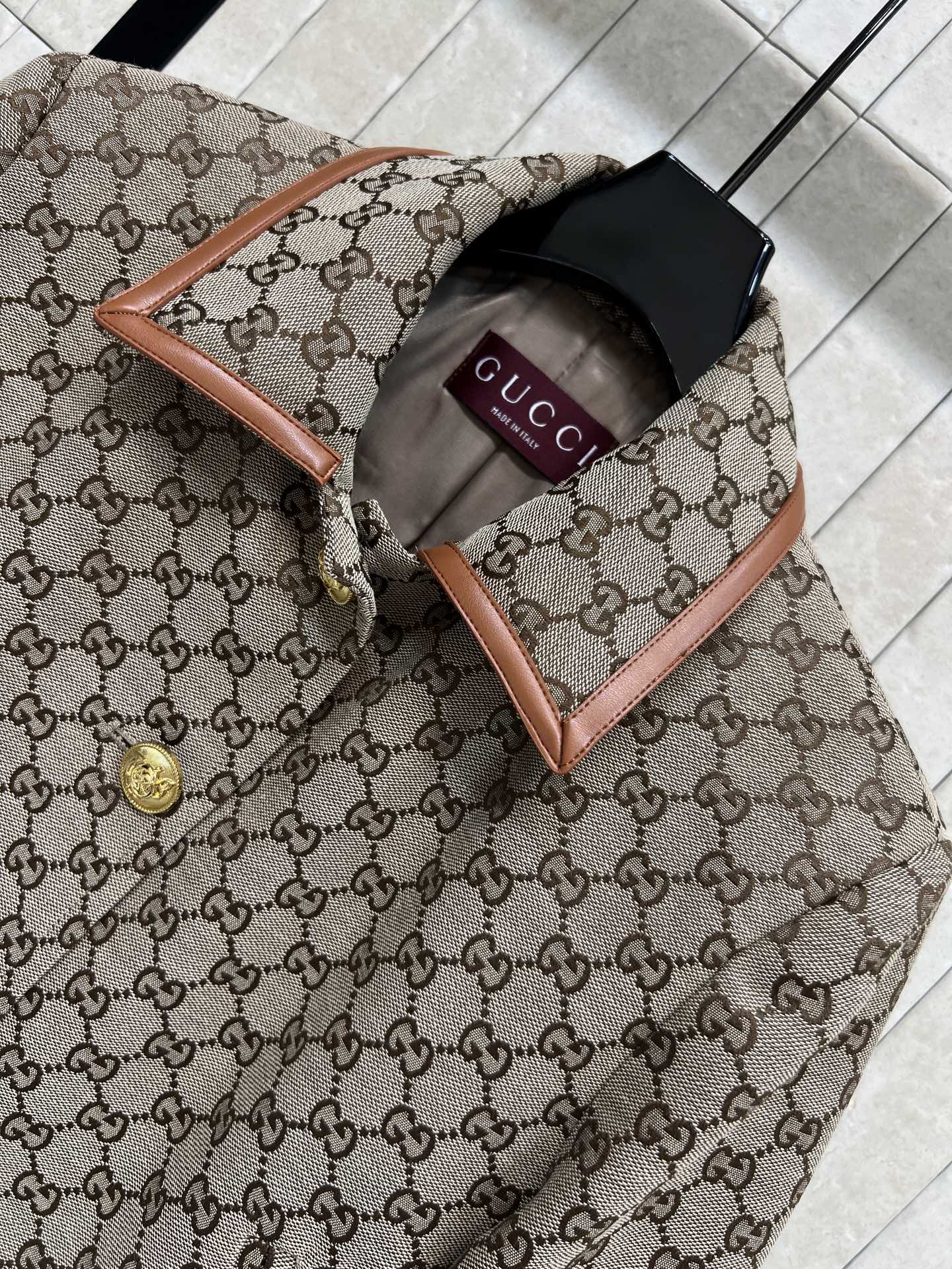 G家 26春夏新款 双G提花短款外套 复古与现代感兼具 标志性双G图案超有辨识度！棕色皮革滚边+金属纽扣