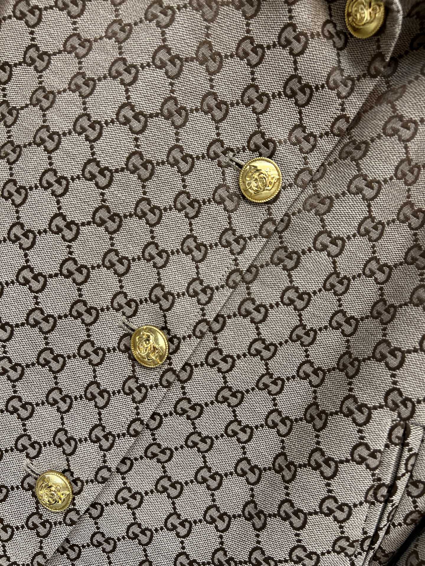 G家 26春夏新款 双G提花短款外套 复古与现代感兼具 标志性双G图案超有辨识度！棕色皮革滚边+金属纽扣