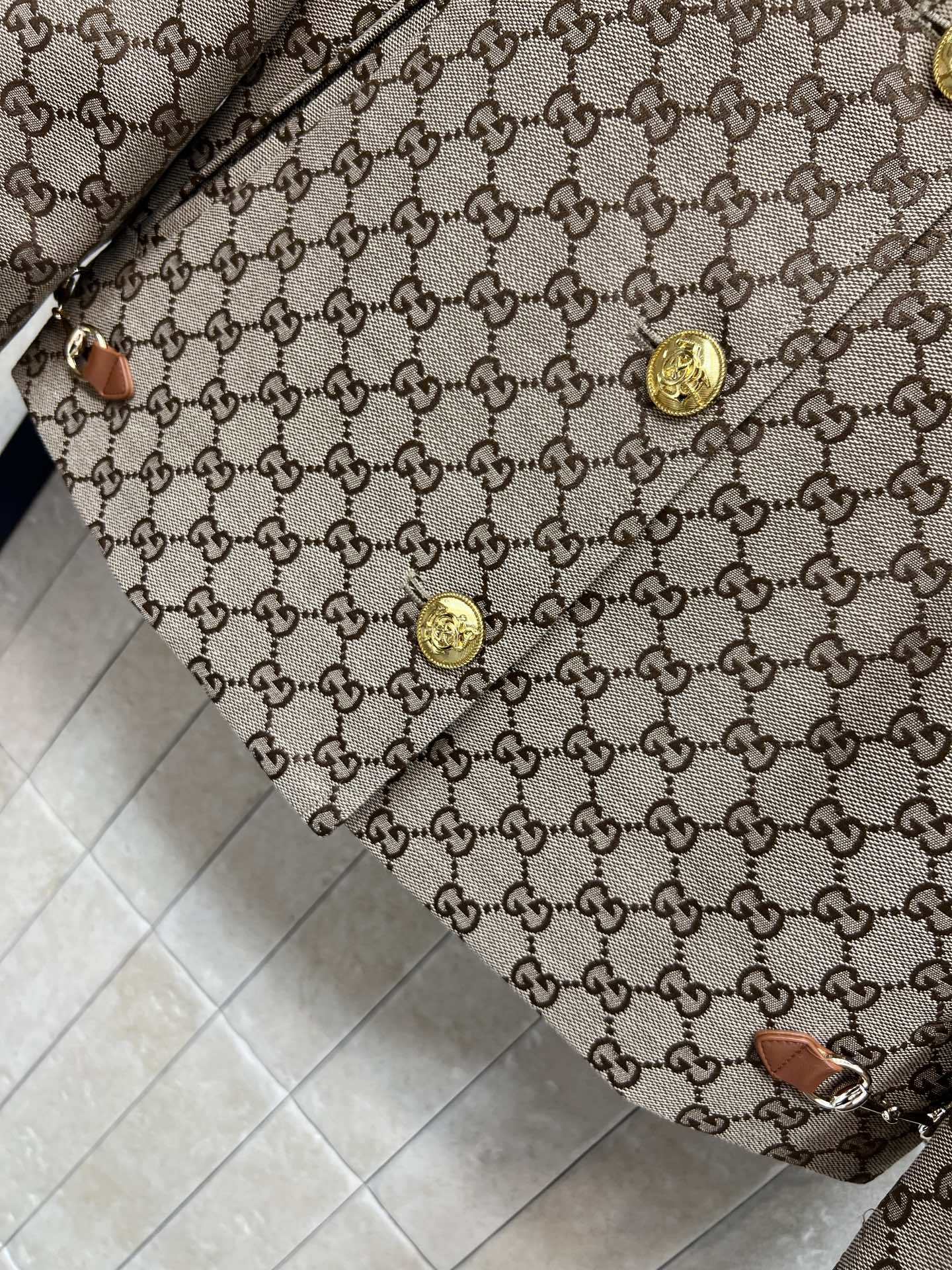 G家 26春夏新款 双G提花短款外套 复古与现代感兼具 标志性双G图案超有辨识度！棕色皮革滚边+金属纽扣