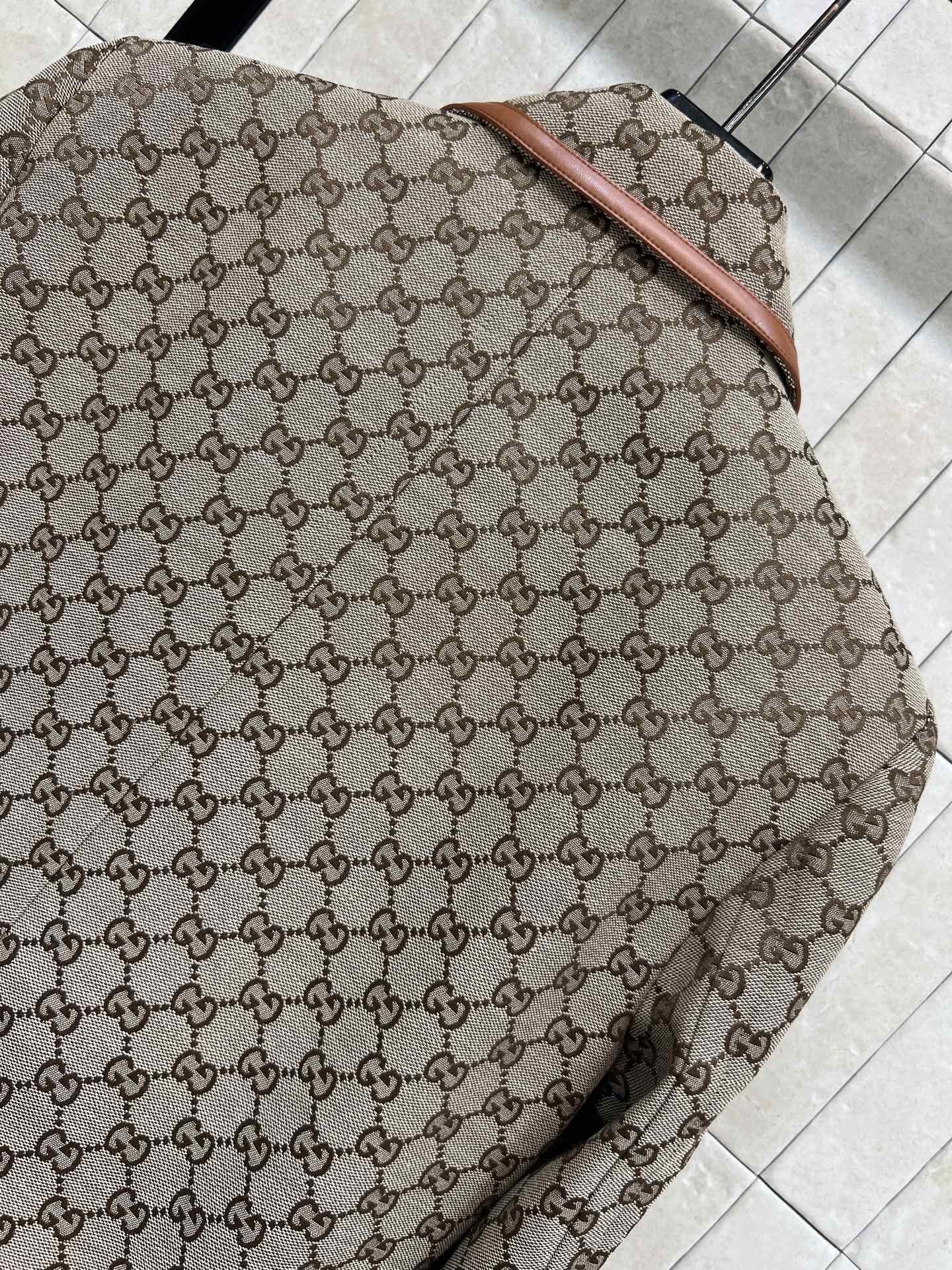 G家 26春夏新款 双G提花短款外套 复古与现代感兼具 标志性双G图案超有辨识度！棕色皮革滚边+金属纽扣