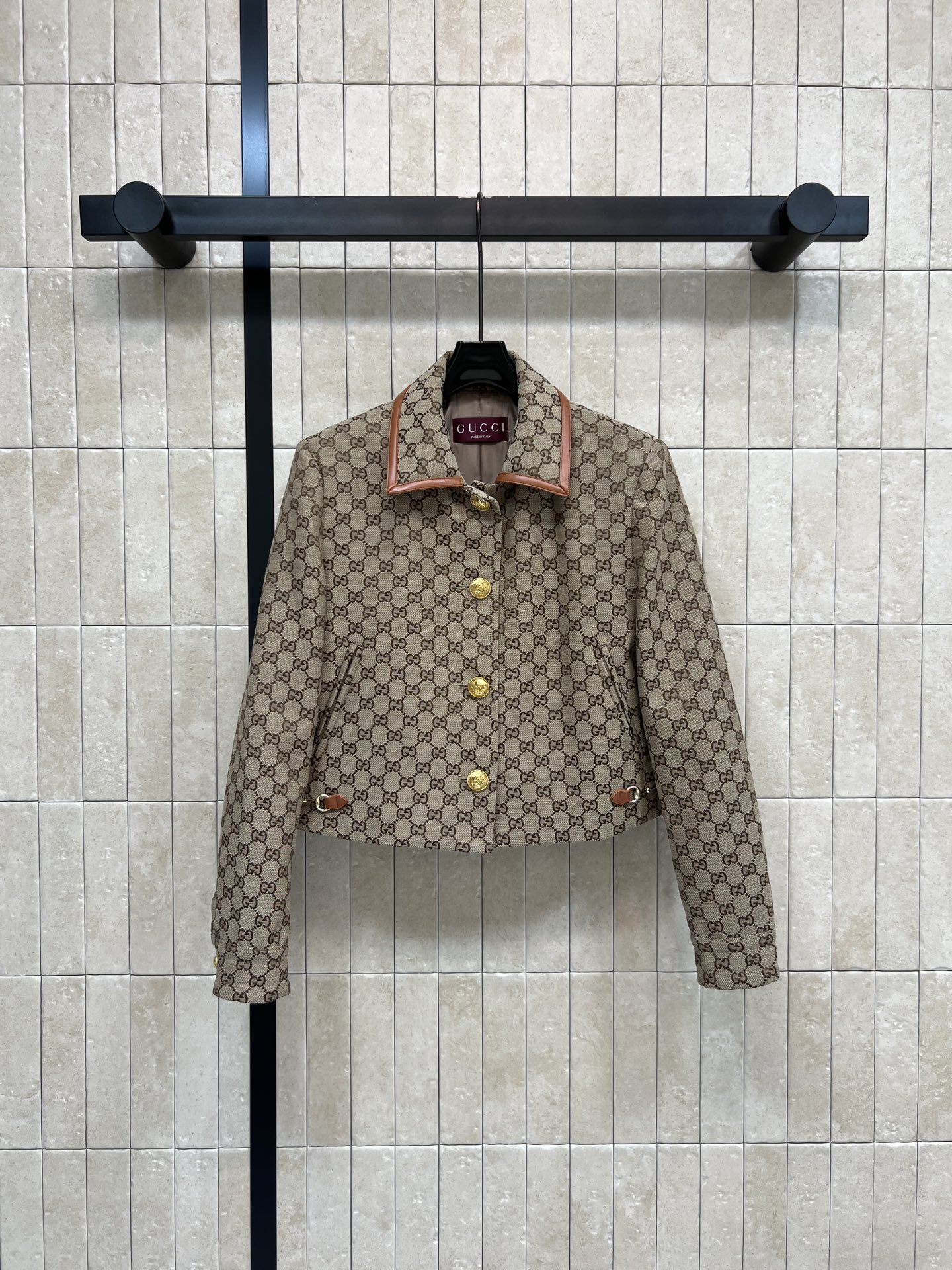 NO:740275,G Home's 26 spring and summer new style Double G jacquard short jacket has both a retro and modern feel. The iconic double G pattern is super recognizable!  Brown leather piping + metal buttons, perfect details, high-quality jacquard fabric, comfortable and crisp to wear, short design to optimize body proportions, looks great with high-waisted pants or skirts ~ can be easily worn in daily or formal occasions, a must-have for fashionistas!  Three sizes in one color Size/S-M-L,,gucci,skirts,jackets & coats,19860909G家 26春夏新款 双G提花短款外套 复古与现代感兼具 标志性双G图案超有辨识度！棕色皮革滚边+金属纽扣 细节满分 高品质提花面料 穿着舒适又挺括 短款设计优化身材比例 搭配高腰裤或裙装都很出彩~日常或正式场合都能轻松驾驭 时髦精必入！一色三码 Size/S-M-L,,gucci,skirts,jackets & coats,,Women's clothing