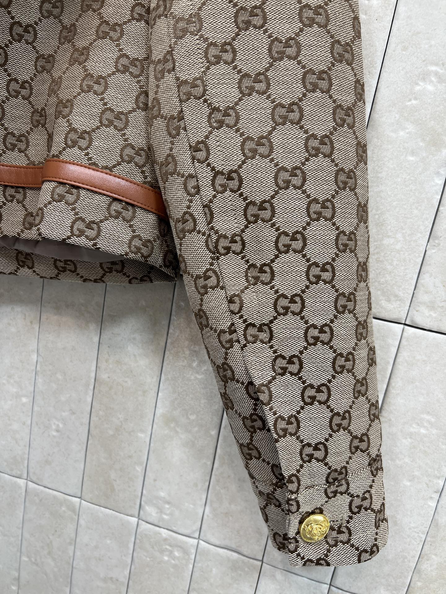 G家 26春夏新款 双G提花短款外套 复古与现代感兼具 标志性双G图案超有辨识度！棕色皮革滚边+金属纽扣