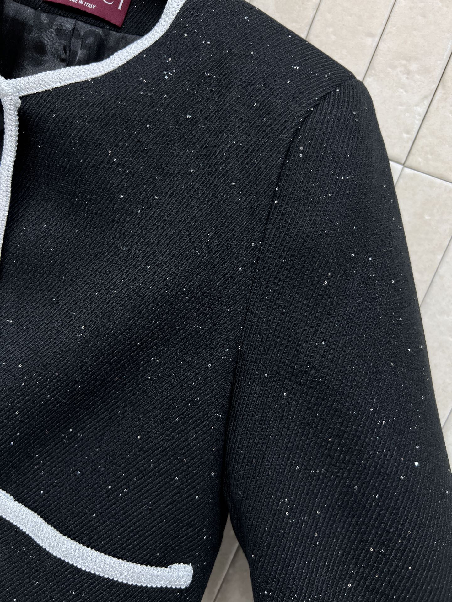 G家 26春夏新款 小香风黑色外套 经典圆领+白色滚边 简约优雅又精致 黑色花呢混纺面料 点缀细闪 低调