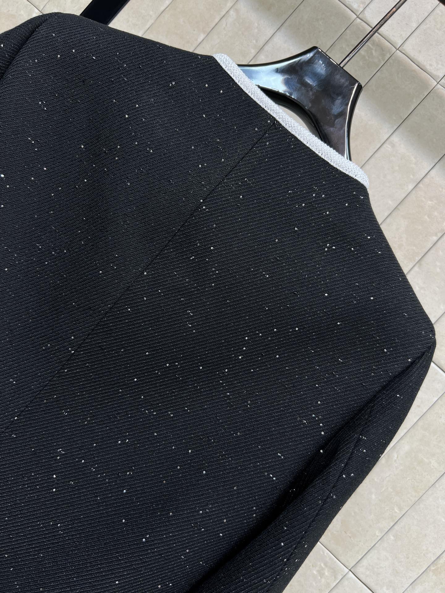 G家 26春夏新款 小香风黑色外套 经典圆领+白色滚边 简约优雅又精致 黑色花呢混纺面料 点缀细闪 低调