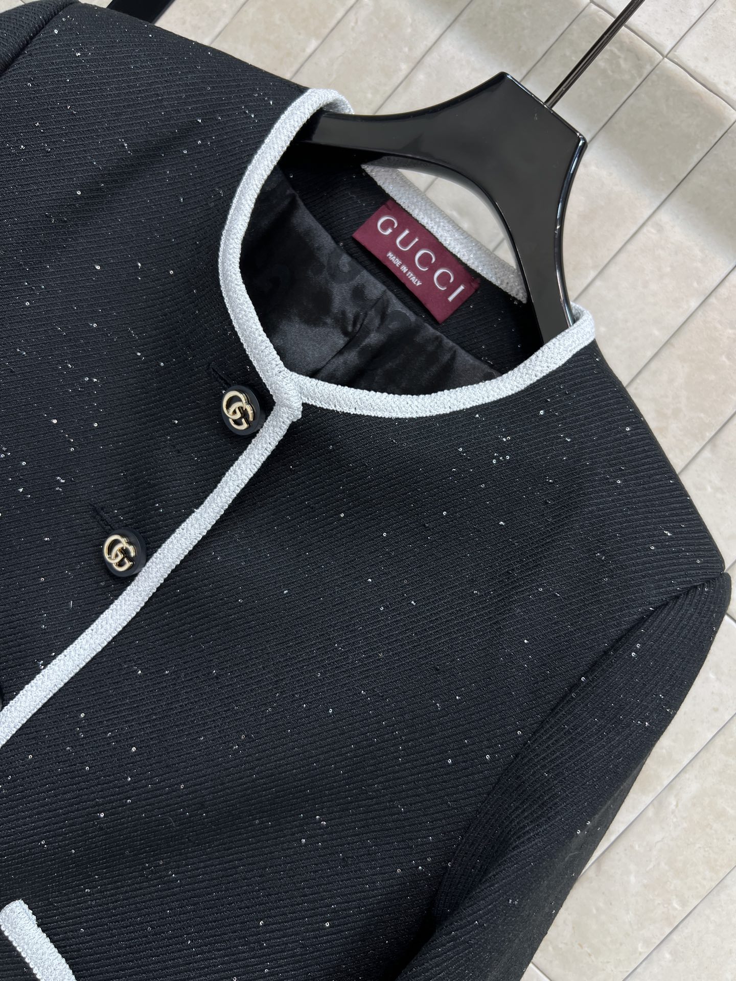 G家 26春夏新款 小香风黑色外套 经典圆领+白色滚边 简约优雅又精致 黑色花呢混纺面料 点缀细闪 低调