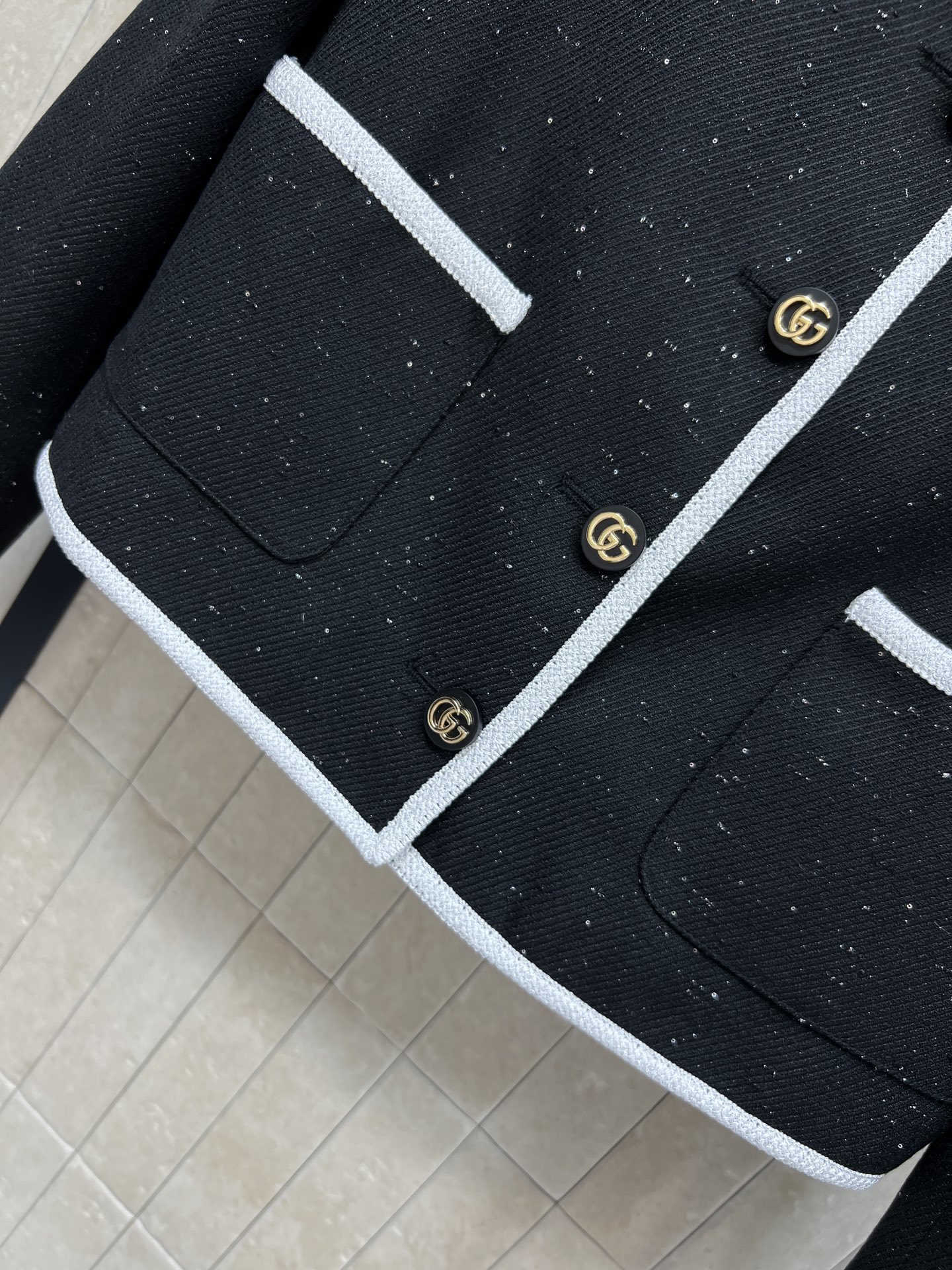 G家 26春夏新款 小香风黑色外套 经典圆领+白色滚边 简约优雅又精致 黑色花呢混纺面料 点缀细闪 低调