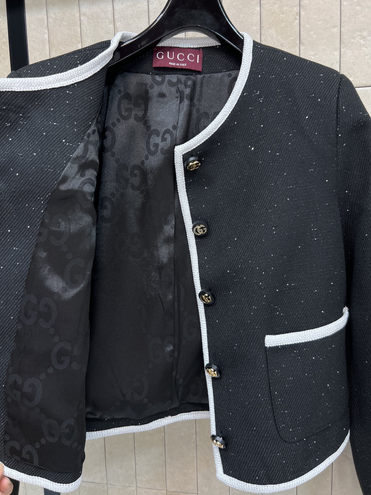 G家 26春夏新款 小香风黑色外套 经典圆领+白色滚边 简约优雅又精致 黑色花呢混纺面料 点缀细闪 低调