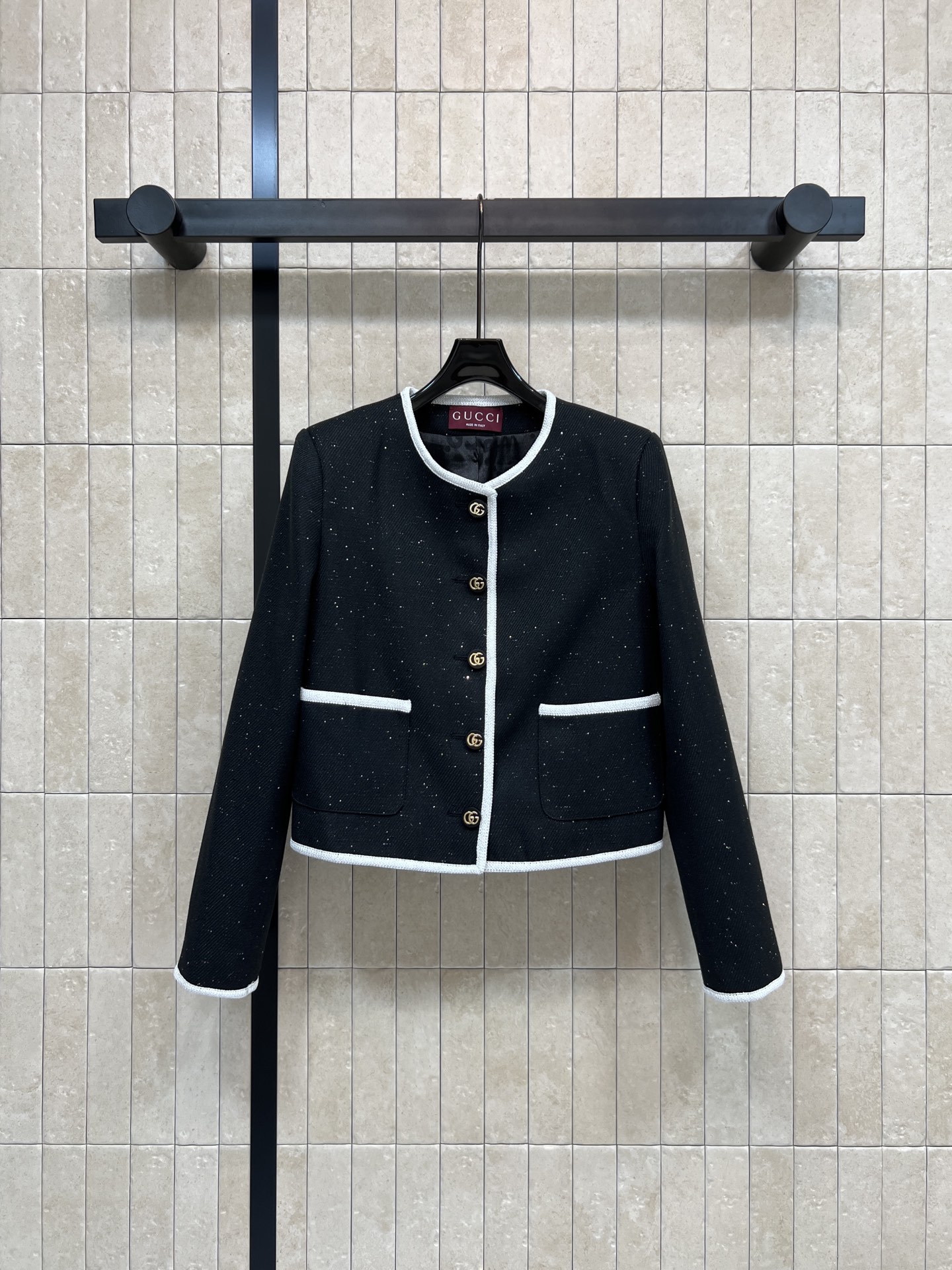 NO:740252,G's 26 spring and summer new style, small fragrant black jacket, classic round neck + white piping, simple, elegant and refined, black tweed blended fabric, embellished with fine sparkles, low-key and a bit luxurious, metal buttons + symmetrical pockets, practical and design, short cut, paired with high-waisted pants or skirts, easy to create French elegance, can be easily managed for commuting, parties, and formal occasions, perfect temperament!  Three sizes in one color Size/S-M-L,,gucci,skirts,jackets & coats,19860909G家 26春夏新款 小香风黑色外套 经典圆领+白色滚边 简约优雅又精致 黑色花呢混纺面料 点缀细闪 低调中带点奢华感 金属纽扣+对称口袋 实用又有设计感 短款剪裁 搭配高腰裤或裙装 轻松打造法式优雅风 通勤、聚会、正式场合都能轻松驾驭 气质满分！一色三码 Size/S-M-L,,gucci,skirts,jackets & coats,,Women's clothing