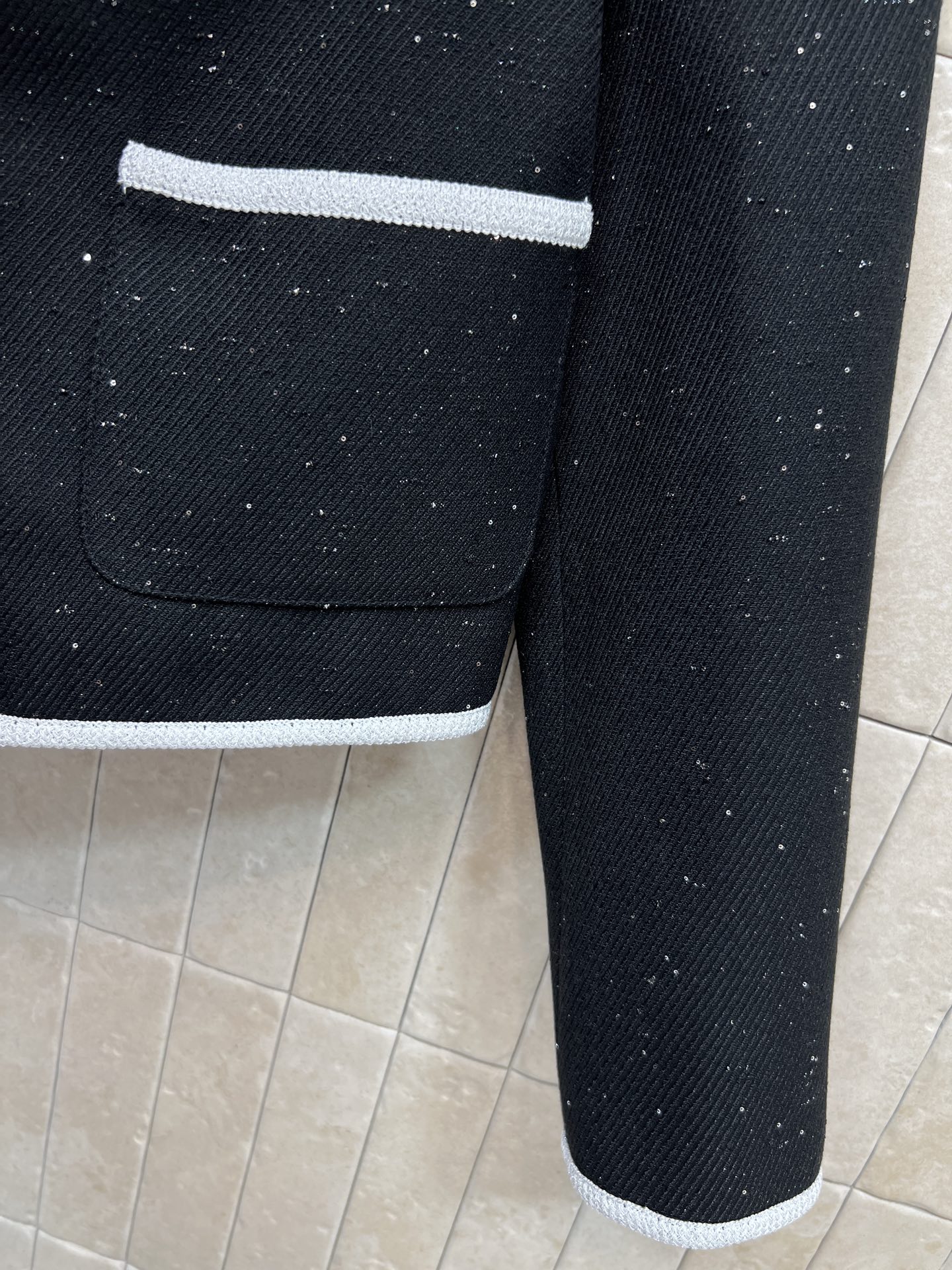 G家 26春夏新款 小香风黑色外套 经典圆领+白色滚边 简约优雅又精致 黑色花呢混纺面料 点缀细闪 低调