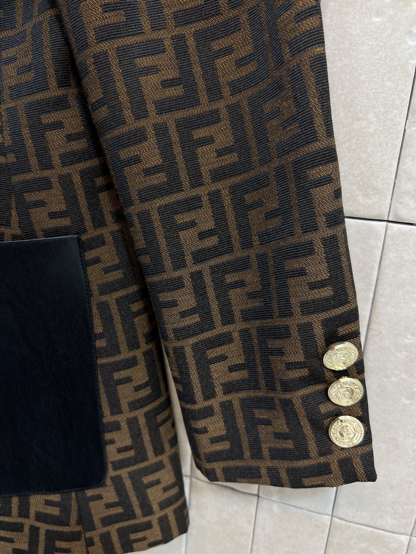 F家 26春夏新款 FF老花西装外套 棕色主色调+FF标志 品牌辨识度超高！羊毛混纺面料 秋冬穿超保暖又