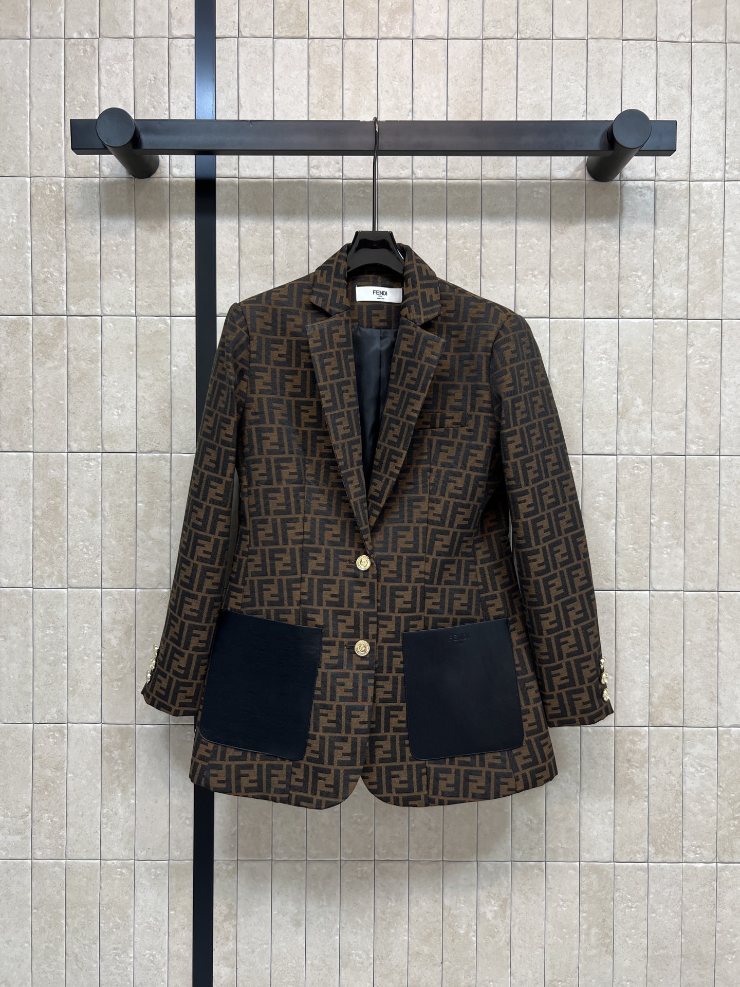 NO:740258,F Home 26 spring and summer new FF presbyopia suit jacket, brown main color + FF logo, high brand recognition!  Wool blended fabric, super warm and comfortable to wear in autumn and winter. Black leather pockets + metal logo buttons. Perfect details. Easily suitable for both men and women. Suitable for commuting, casual and formal occasions. Pair with shirt or knitted inner layer to easily create a high-end look. Three sizes in one color. Size/S-M-L,, fendi, jackets & coats, shirts, business suit,19860909F家 26春夏新款 FF老花西装外套 棕色主色调+FF标志 品牌辨识度超高！羊毛混纺面料 秋冬穿超保暖又舒适 黑色皮革口袋+金属logo纽扣 细节满分 男女都能轻松驾驭 通勤、休闲、正式场合都能hold住 搭配衬衫或针织内搭 轻松打造高级感穿搭 一色三码 Size/S-M-L,,fendi,jackets & coats,shirts,business suit,,Women's clothing