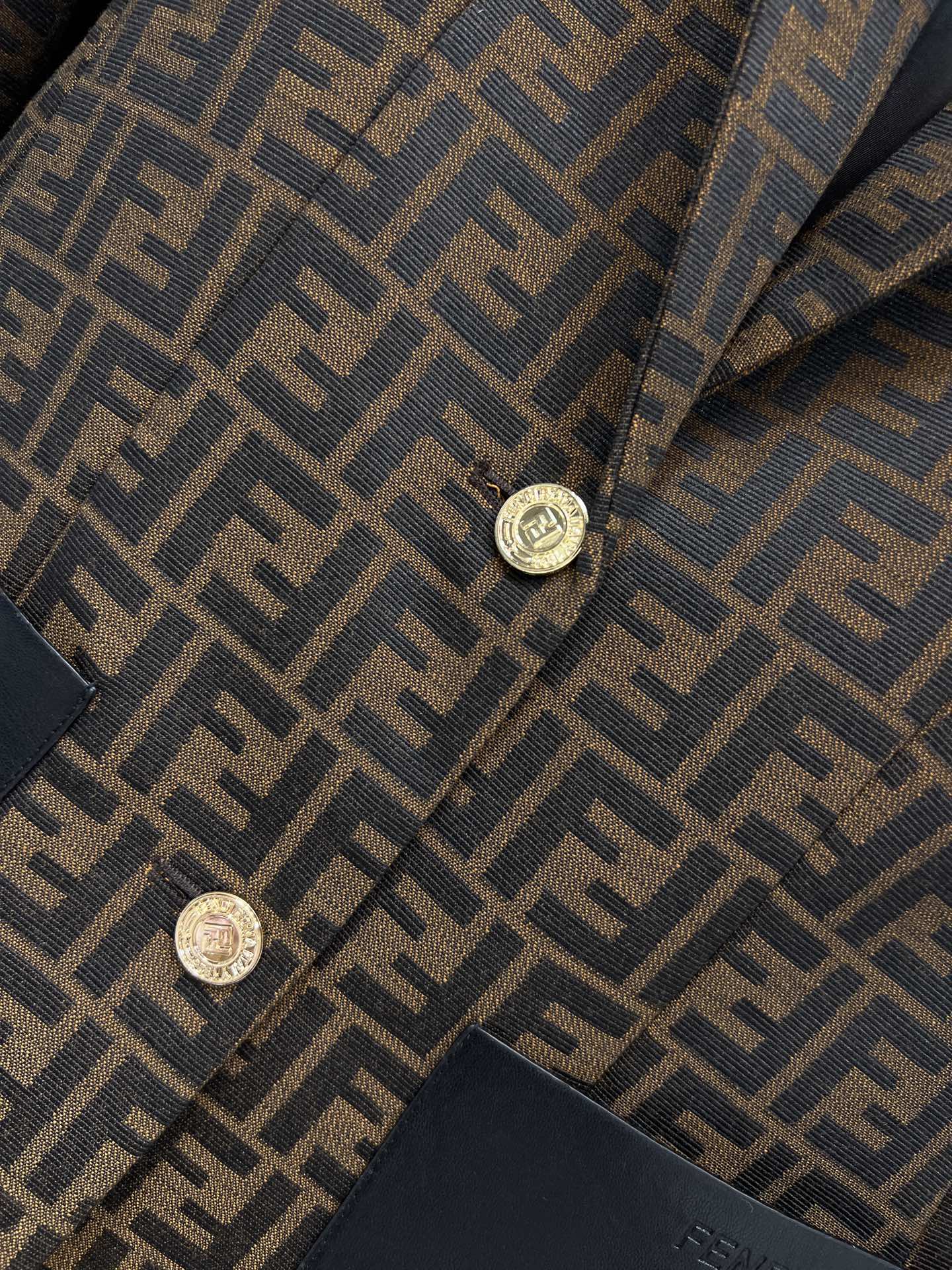 F家 26春夏新款 FF老花西装外套 棕色主色调+FF标志 品牌辨识度超高！羊毛混纺面料 秋冬穿超保暖又