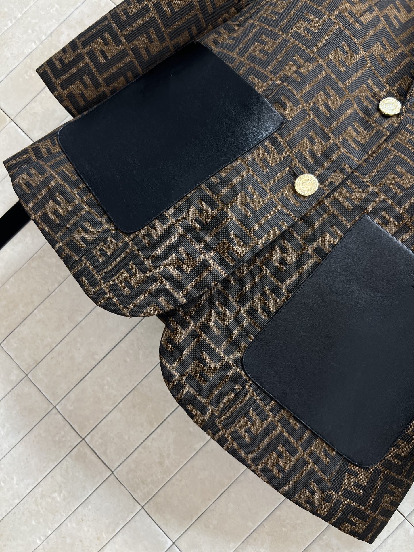 F家 26春夏新款 FF老花西装外套 棕色主色调+FF标志 品牌辨识度超高！羊毛混纺面料 秋冬穿超保暖又