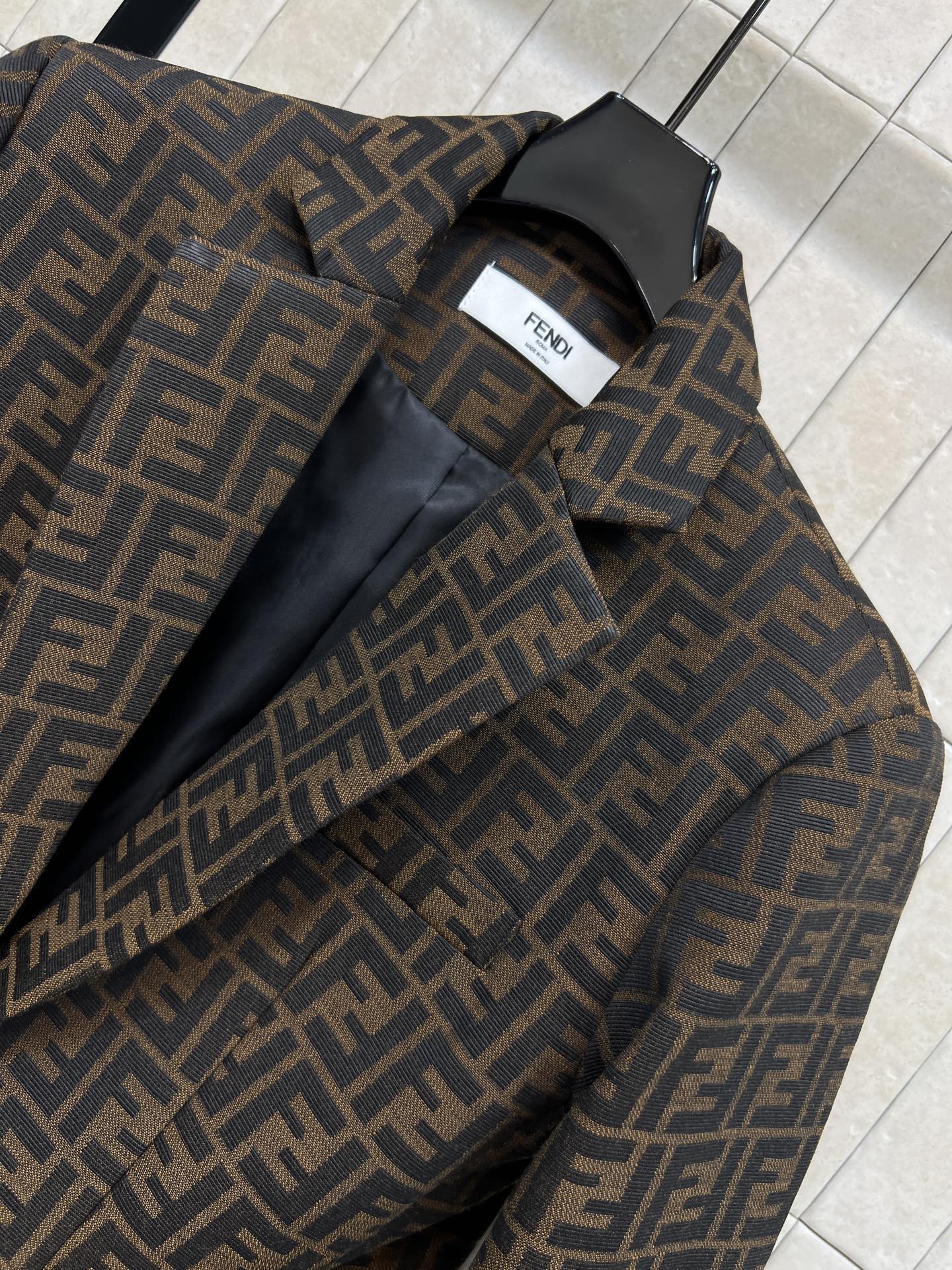 F家 26春夏新款 FF老花西装外套 棕色主色调+FF标志 品牌辨识度超高！羊毛混纺面料 秋冬穿超保暖又