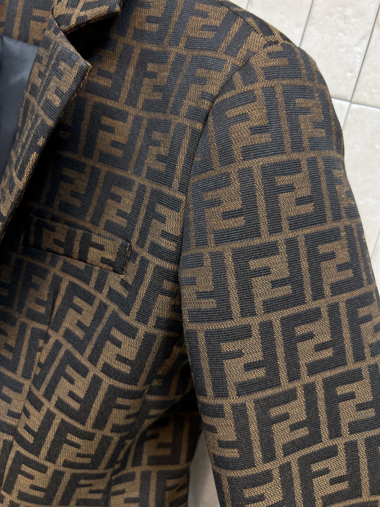 F家 26春夏新款 FF老花西装外套 棕色主色调+FF标志 品牌辨识度超高！羊毛混纺面料 秋冬穿超保暖又