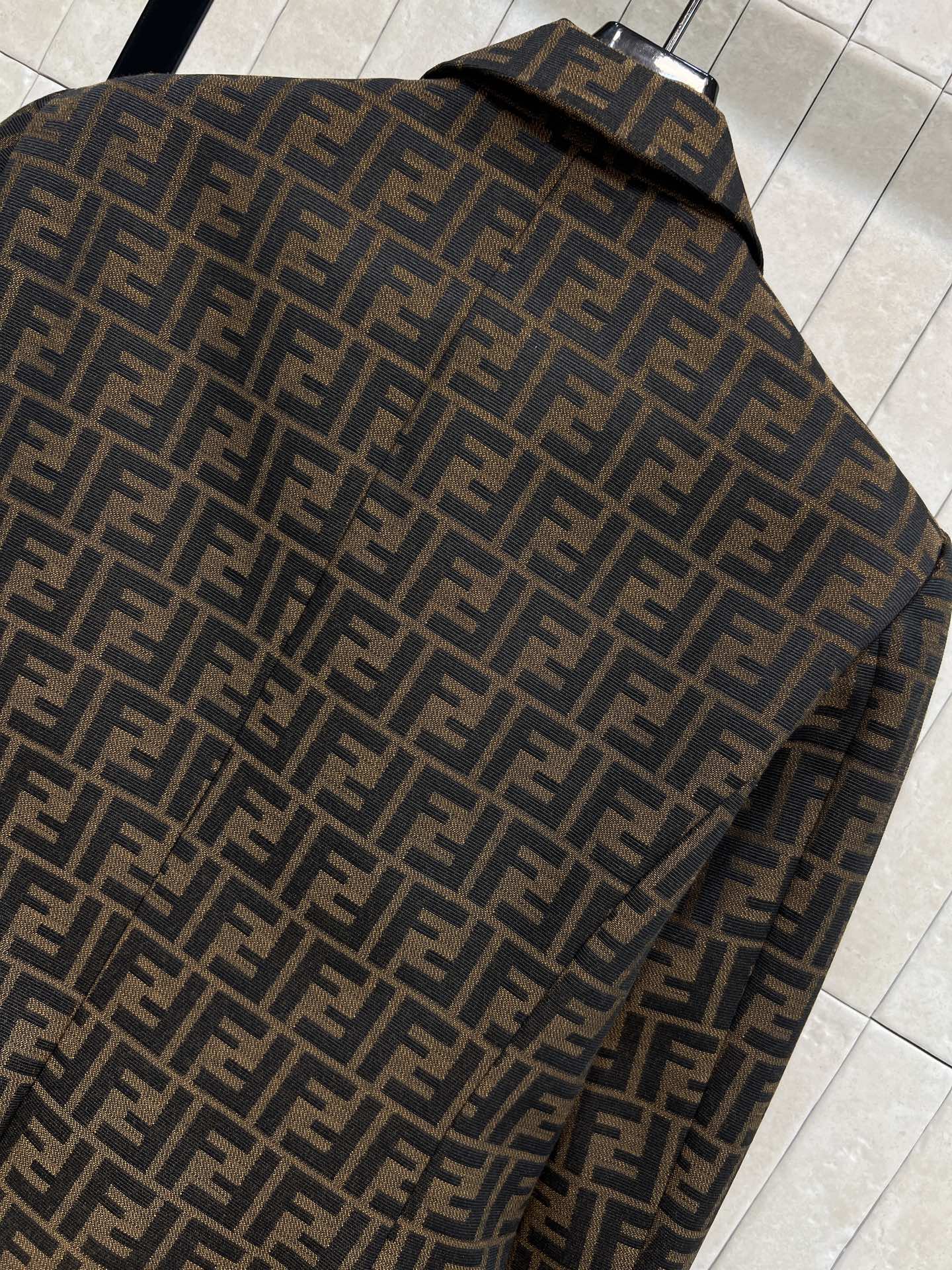 F家 26春夏新款 FF老花西装外套 棕色主色调+FF标志 品牌辨识度超高！羊毛混纺面料 秋冬穿超保暖又