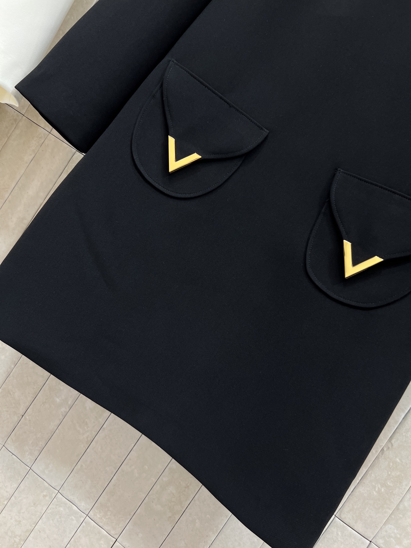 V家 26春夏新款 圆领长袖连衣裙 简约优雅 金属V扣装饰口袋 品牌辨识度满分 中长款+宽松剪裁 显瘦遮