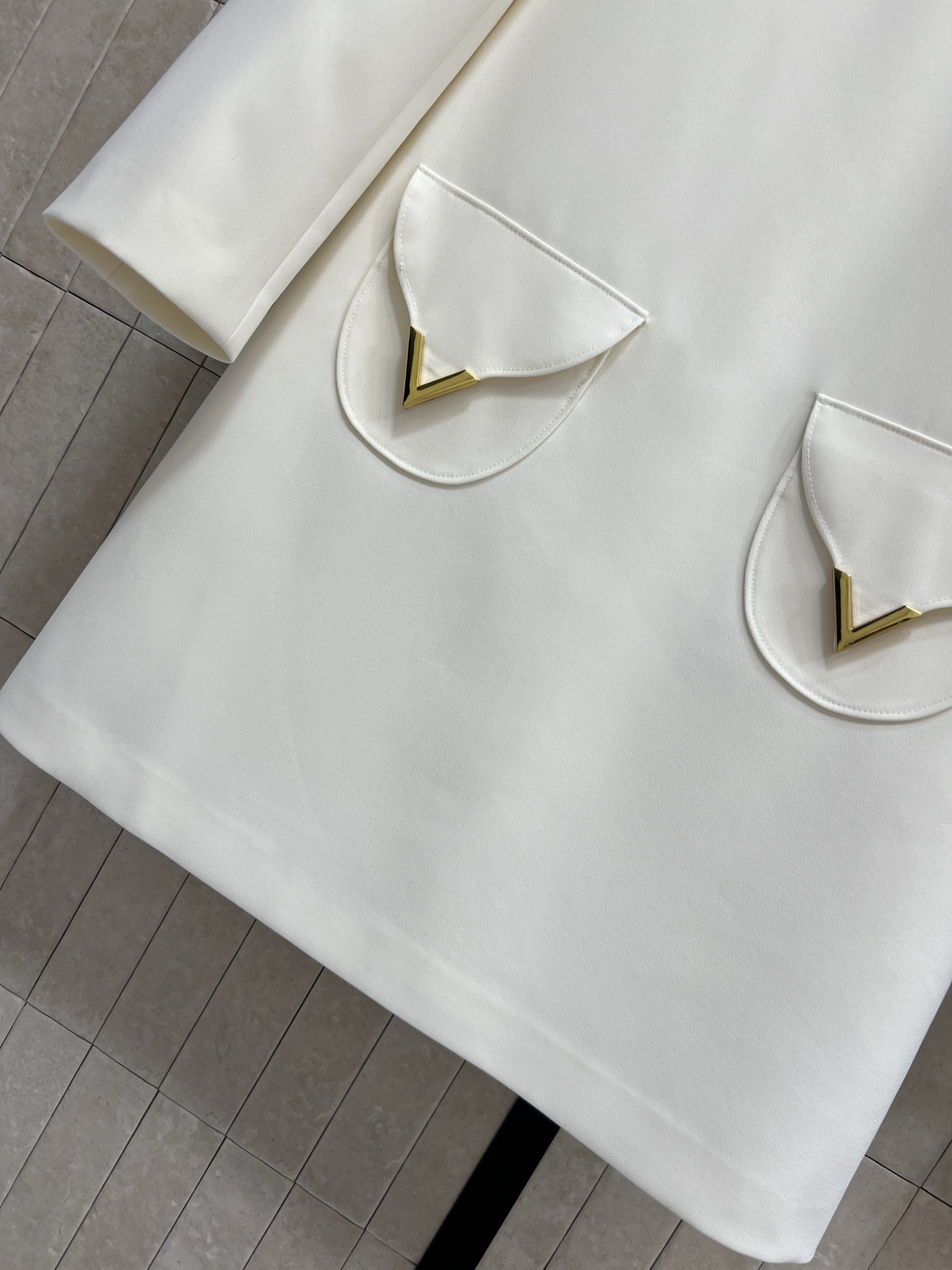 V家 26春夏新款 圆领长袖连衣裙 简约优雅 金属V扣装饰口袋 品牌辨识度满分 中长款+宽松剪裁 显瘦遮