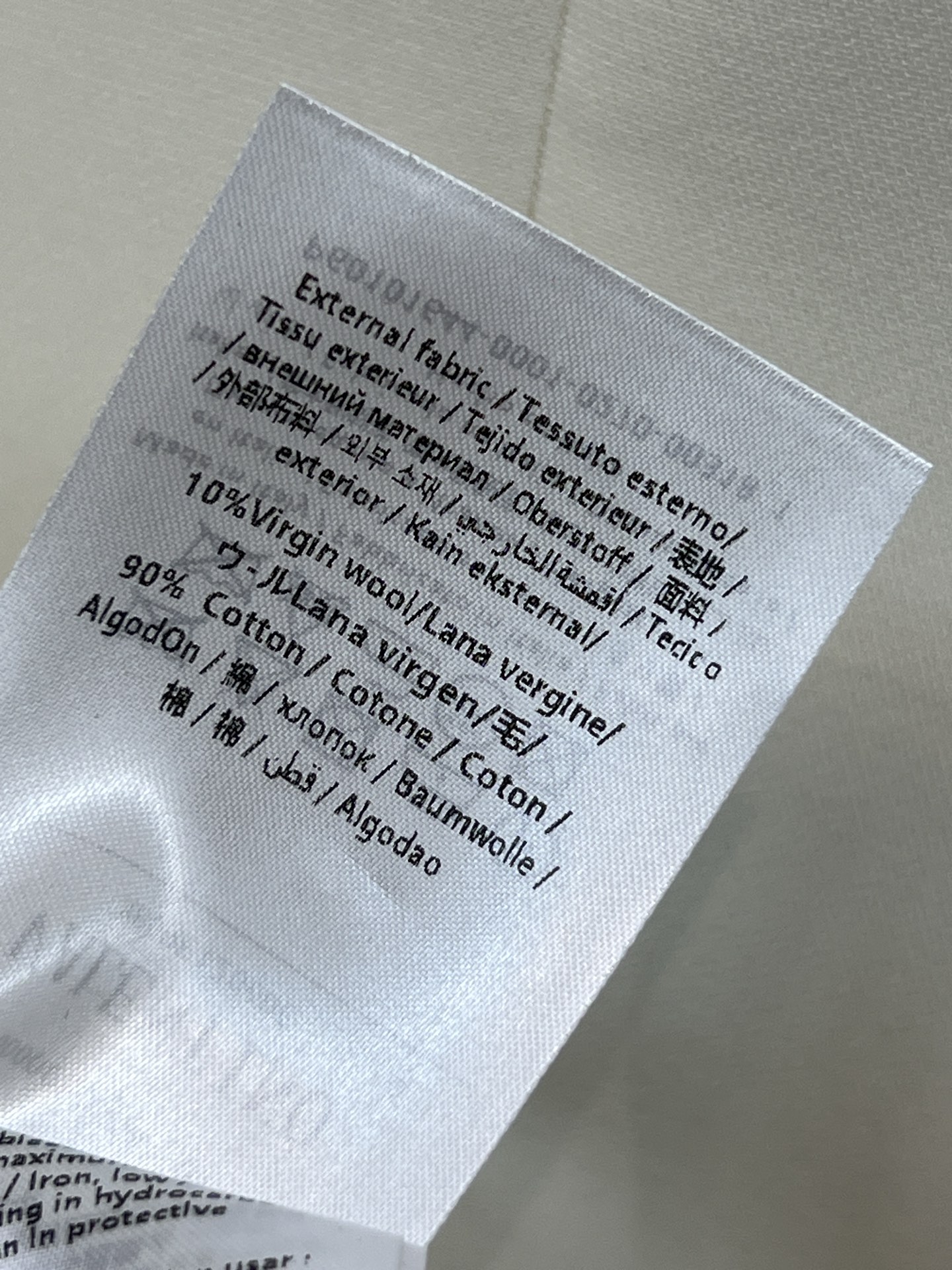 V家 26春夏新款 圆领长袖连衣裙 简约优雅 金属V扣装饰口袋 品牌辨识度满分 中长款+宽松剪裁 显瘦遮