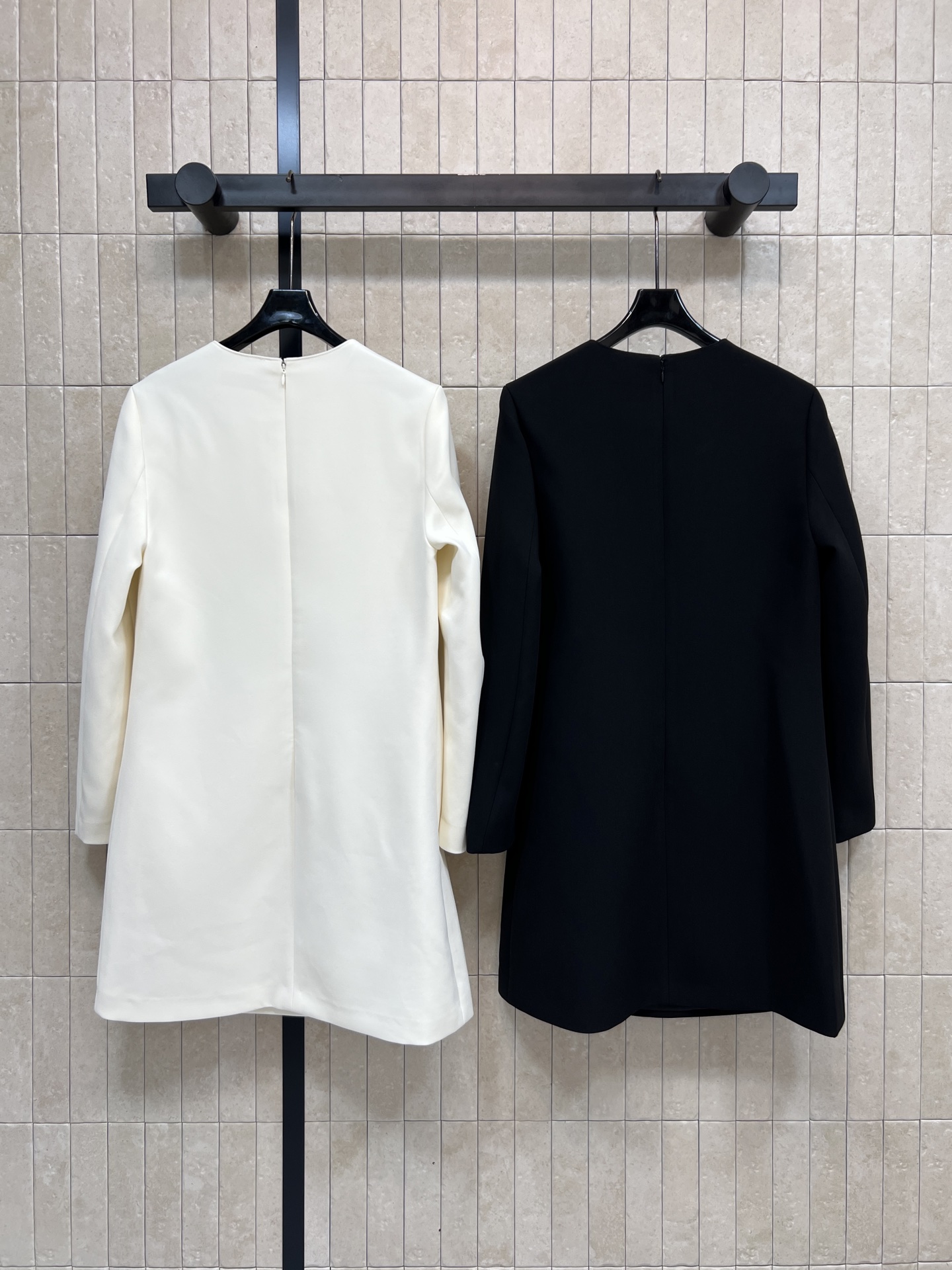 V家 26春夏新款 圆领长袖连衣裙 简约优雅 金属V扣装饰口袋 品牌辨识度满分 中长款+宽松剪裁 显瘦遮