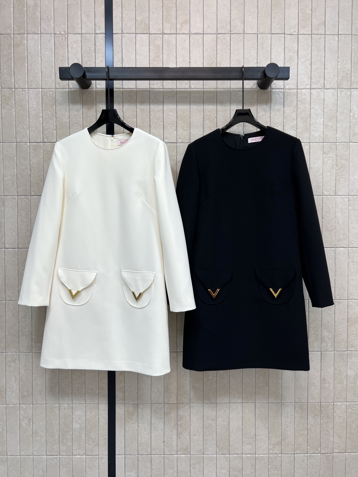 NO:740264,V Home 26 Spring and Summer New Style Round neck long-sleeved dress Simple and elegant Metal V-button decorated pockets Perfect brand recognition Mid-length style + loose cut Slimming and covering the body Comfortable and fashionable Easy to wear in daily life or festivals Round neck straight version Modify the body shape Can be easily used for commuting, dating, and annual meetings Two colors and three sizes Size/S-M-L,,skirts,19860909V家 26春夏新款 圆领长袖连衣裙 简约优雅 金属V扣装饰口袋 品牌辨识度满分 中长款+宽松剪裁 显瘦遮肉 舒适又时髦 日常或节日都能轻松驾驭 圆领直筒版型 修饰身形 通勤、约会、年会都能轻松驾驭 两色三码 Size/S-M-L,,skirts,,Women's clothing