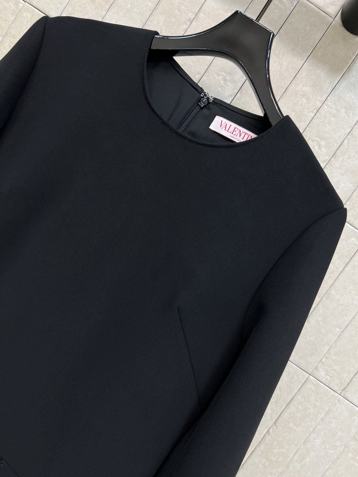 V家 26春夏新款 圆领长袖连衣裙 简约优雅 金属V扣装饰口袋 品牌辨识度满分 中长款+宽松剪裁 显瘦遮