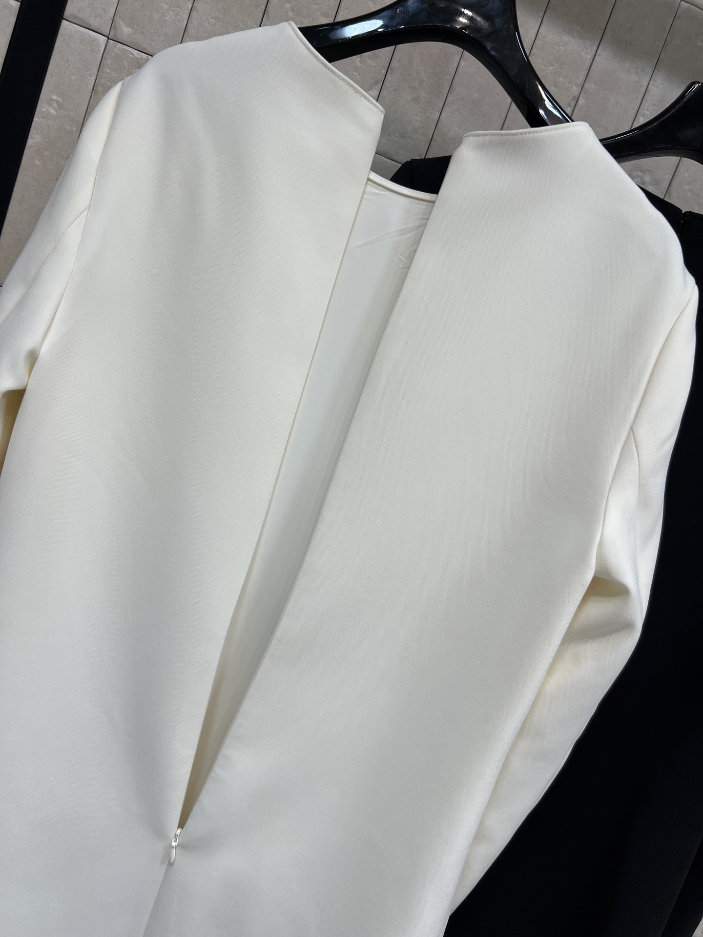 V家 26春夏新款 圆领长袖连衣裙 简约优雅 金属V扣装饰口袋 品牌辨识度满分 中长款+宽松剪裁 显瘦遮