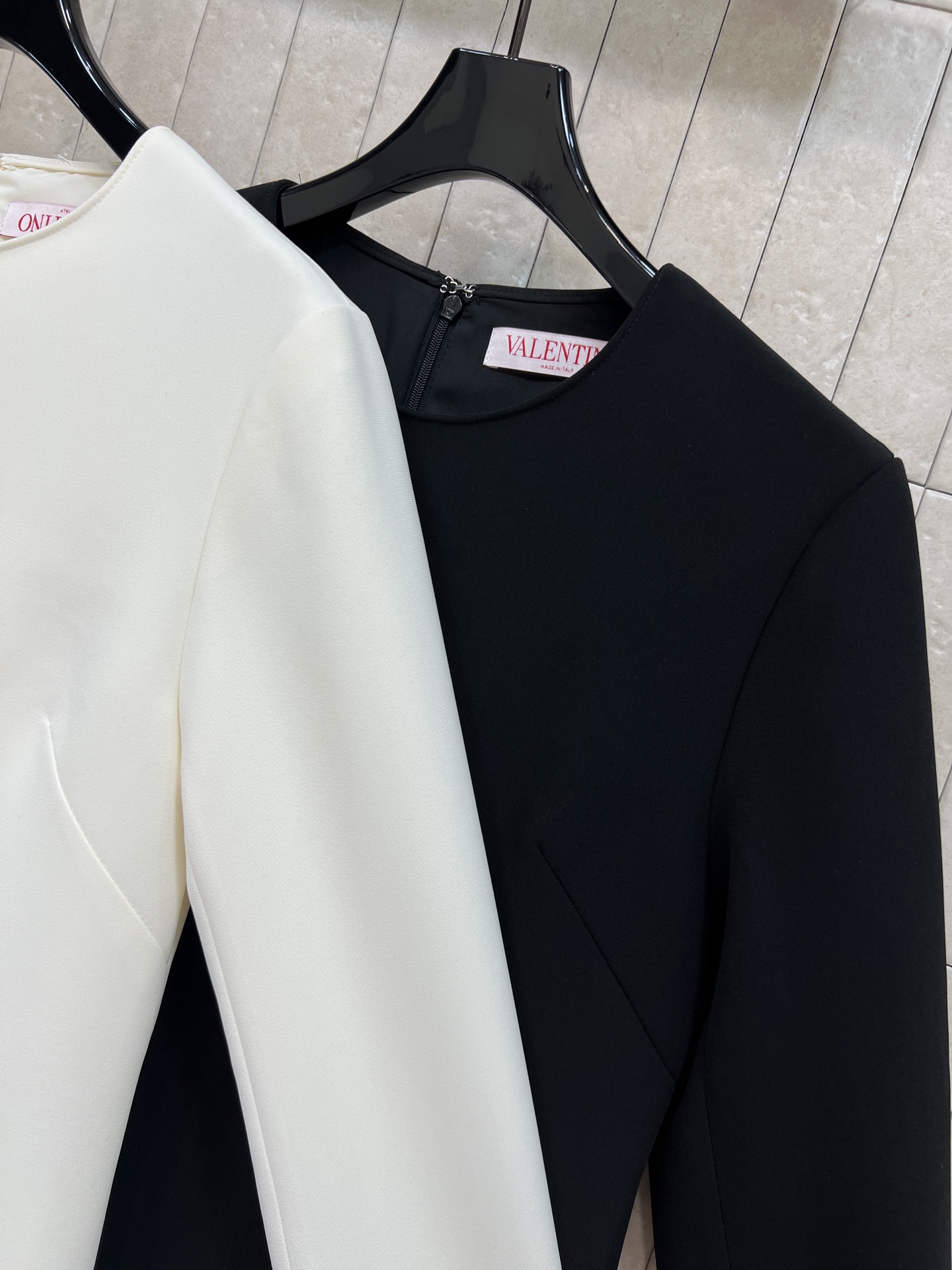 V家 26春夏新款 圆领长袖连衣裙 简约优雅 金属V扣装饰口袋 品牌辨识度满分 中长款+宽松剪裁 显瘦遮